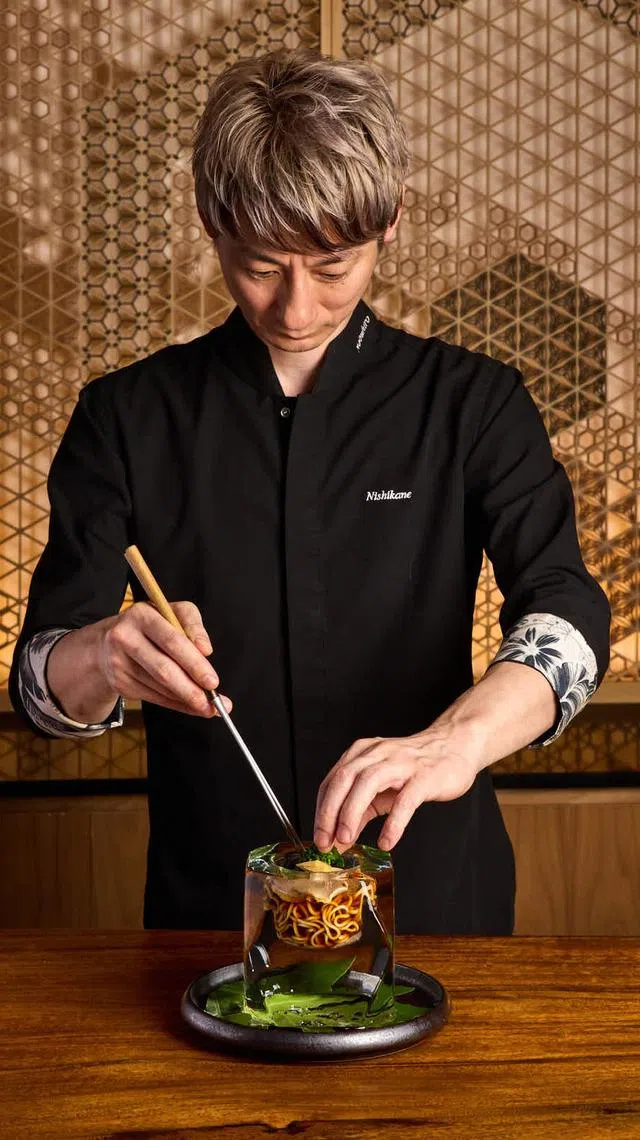 西信宏笑言自己单身，父亲和自己的食谱未找可以传承的人。（餐馆提供）