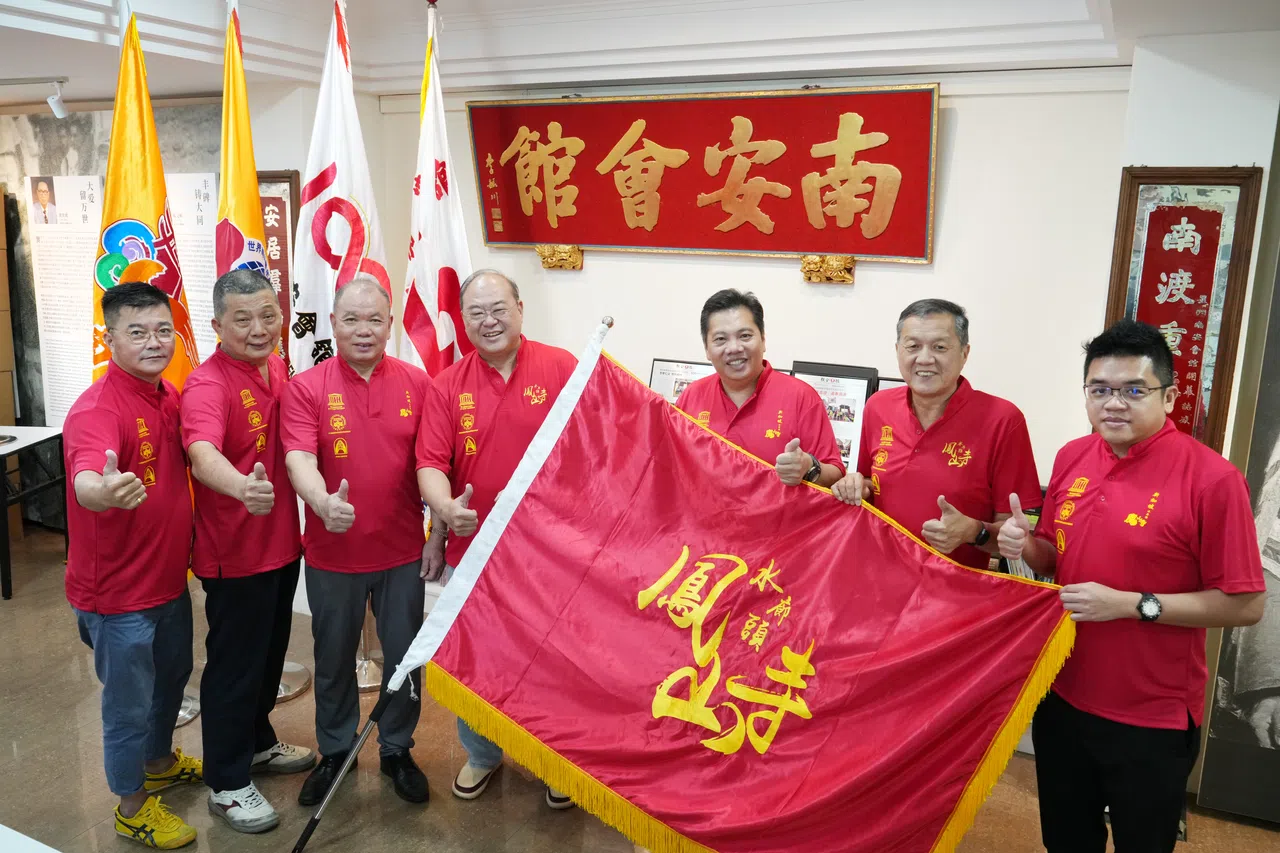 南安会馆总务卓汶謙（左起）、寺务组主任傅成发、副会长吴建省、执行顾问陈奕福、会长梁佳吉、副会长王丁山、寺务组副主任陈定扬举起凤山寺的锦旗，盛大庆祝凤山寺190周年。（何家俊摄）