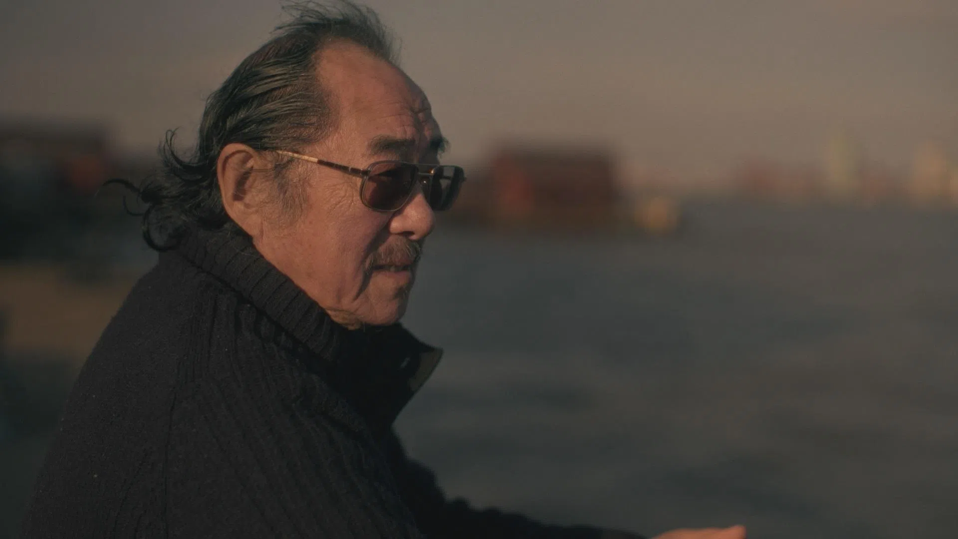 《流亡者——我被偷走的华人父亲》的彼得谈到父亲，总是很伤感。（新传媒提供）