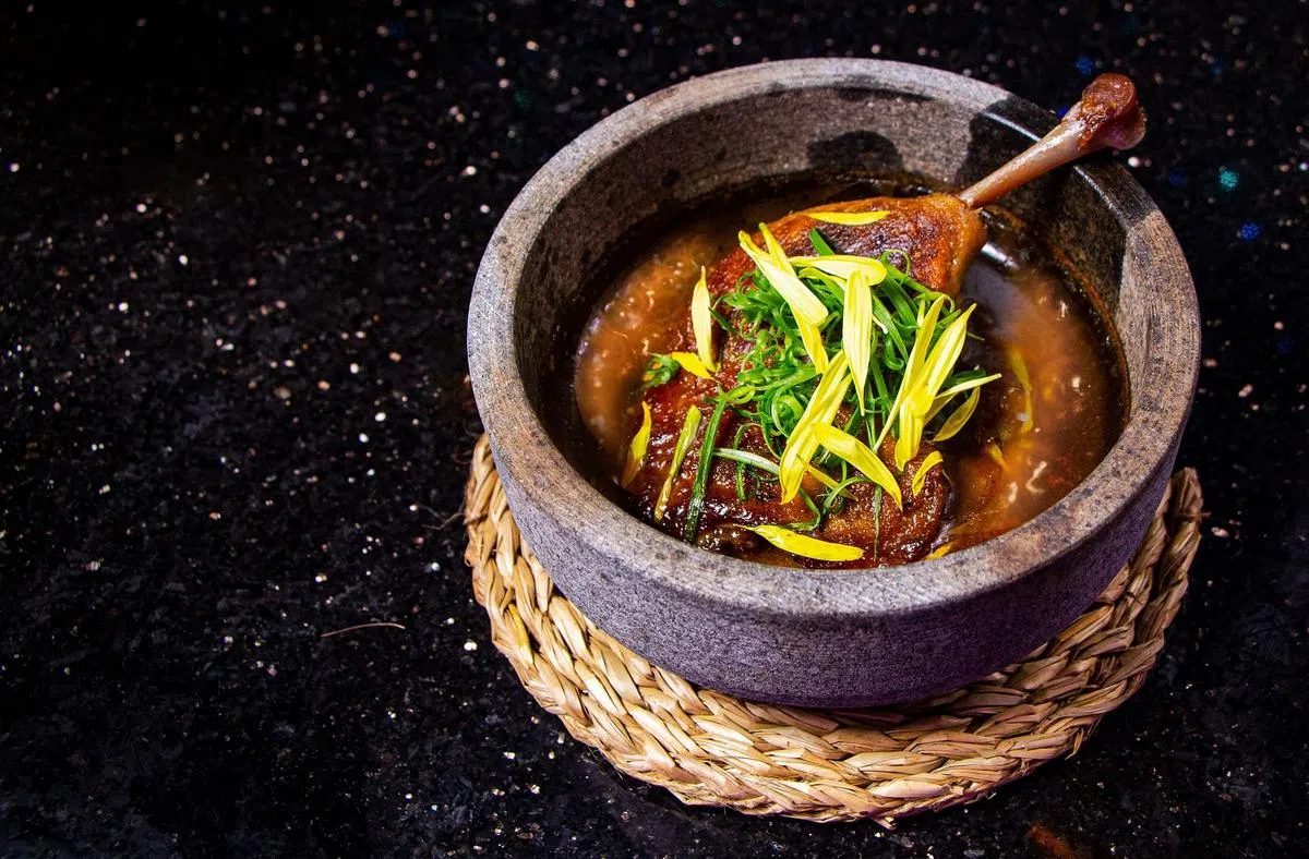 JIDAI的招牌菜之一，是以清酒姜汁酱油汤底煨12小时的海参，配搭慢炖16小时的法式油封鸭。