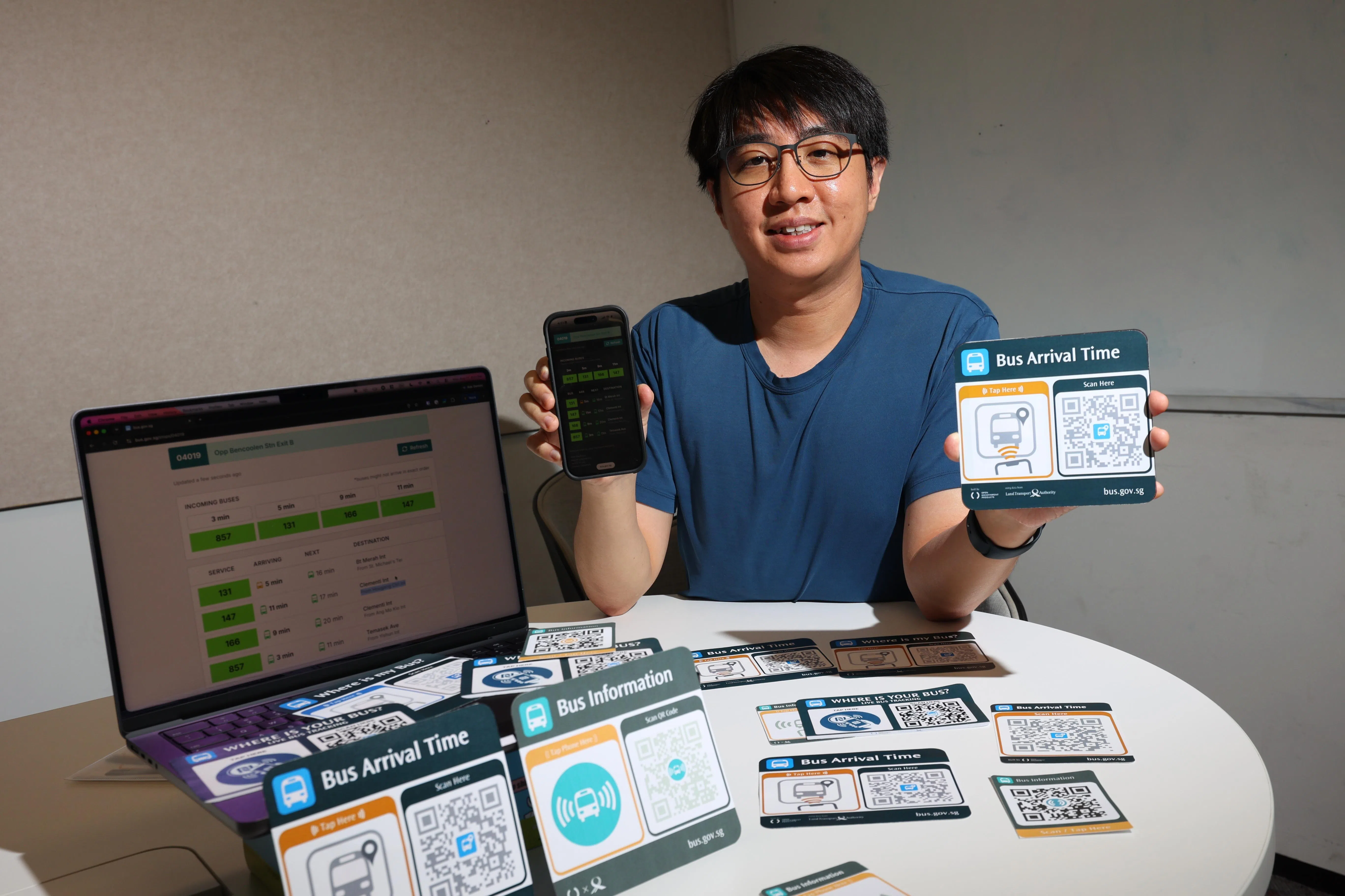 政府开源科技部正在测试近场通信（NFC）功能，乘客日后只需用手机轻触图中的黄色标签，就能立即获取巴士到站信息。政府开源科技部高级软件工程师林奕川说，为防止标签信息被篡改，其中一项方案是采用较坚固的硬质塑料，并嵌入加密签名技术。（何家俊摄）