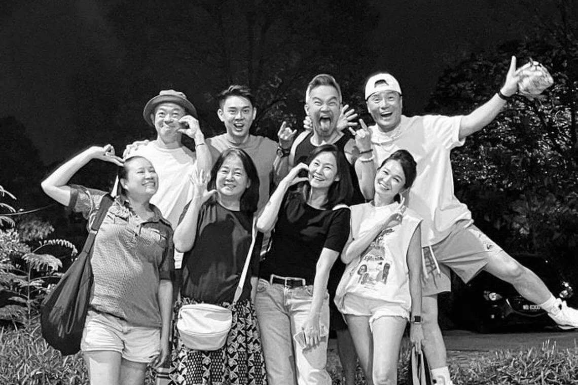 李铭忠（后排右一）哀悼老友张咏华（后排左一）。（取自艺人脸书）