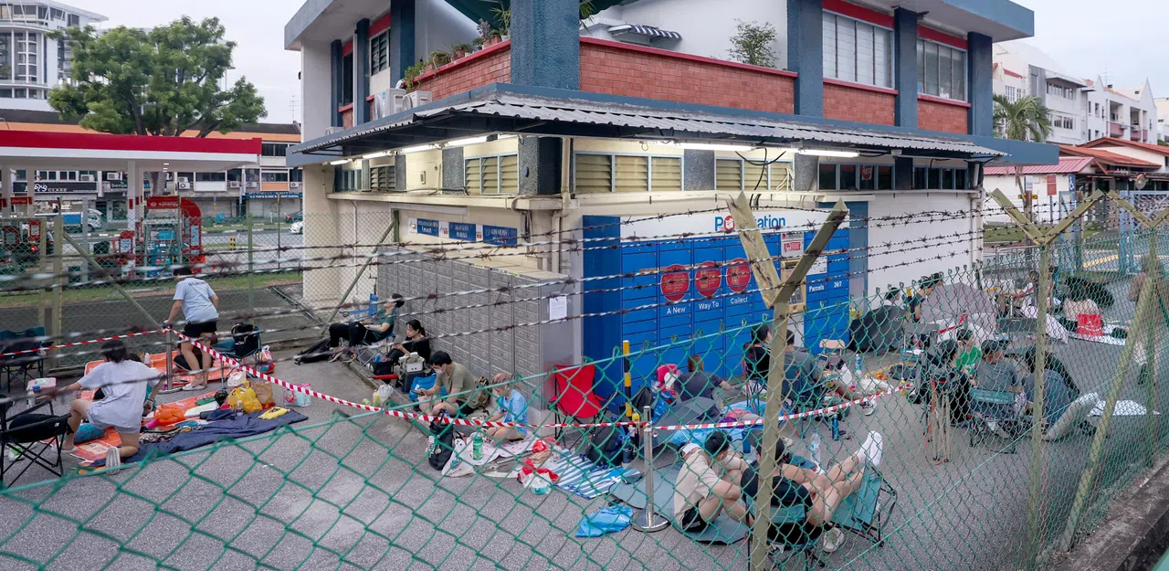 为了抢到美国歌坛天后泰勒丝演唱会门票，许多粉丝在售票处外排队。（白艳琳摄）