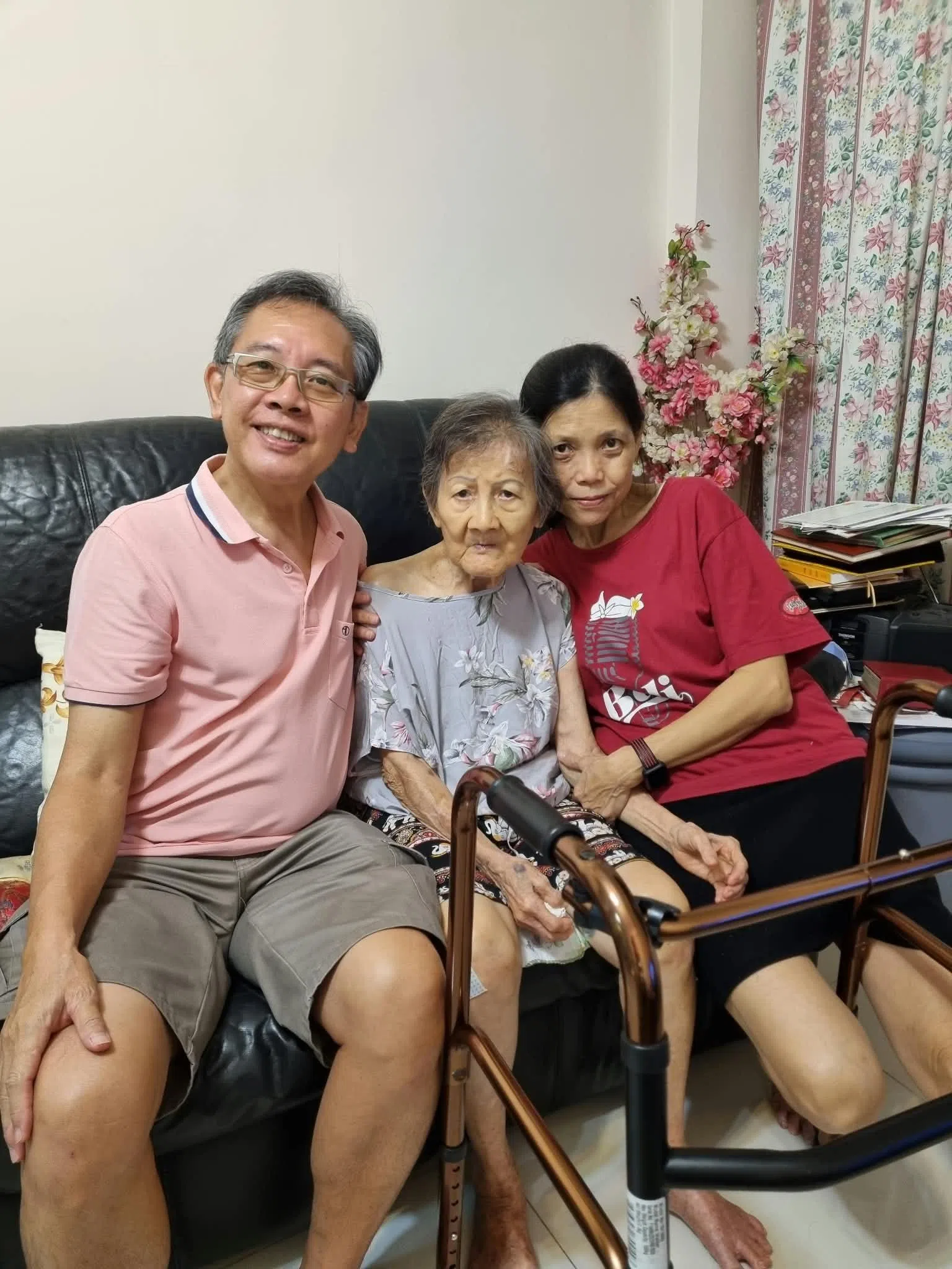 林嘉俊（左一）和妹妹（右一）在母亲（中）患上失智症后，尽量让她感觉安心，逗她开心。（受访者提供）