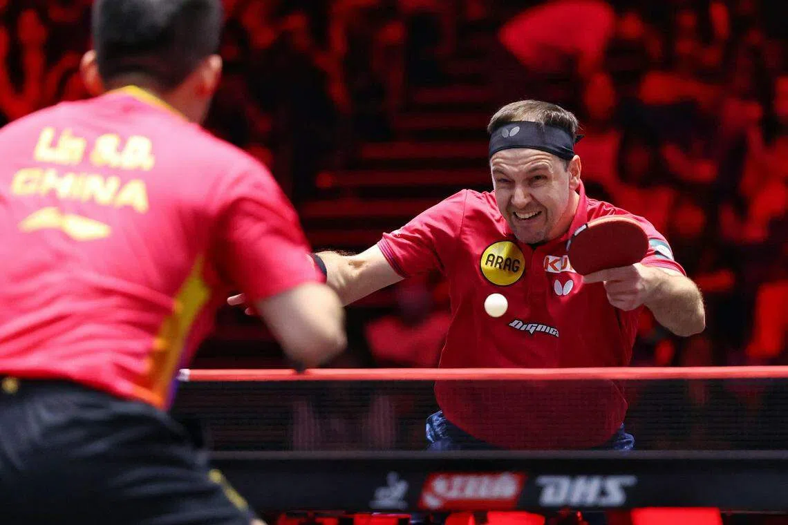 名将波尔（右）战胜比自己小25岁的希望之星林诗栋（左）。（林明顺摄）