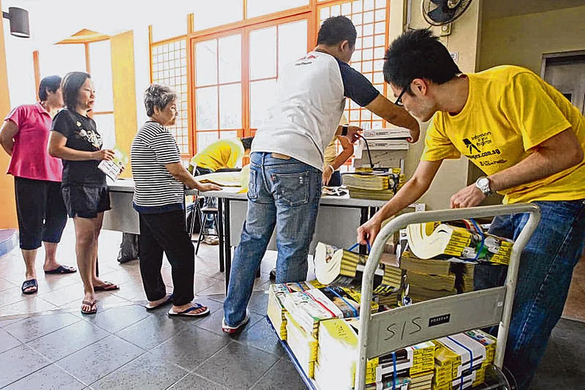 过去每年领取电话簿的情景。（档案照）