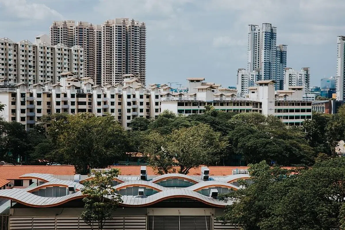 联邦弯第31座熟食中心的波浪形屋顶别具特色。（李益吉摄）