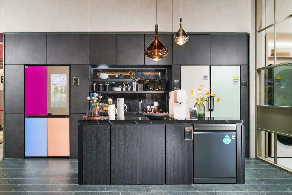 有可变色LED门板的冰箱，提供多达19万种颜色组合。（商家提供）