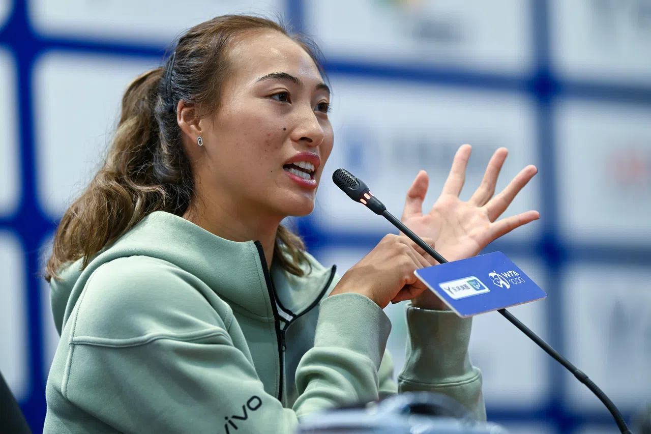 人气极高的郑钦文将在星期三（10月9日）的女单次轮比赛亮相。（新华社）