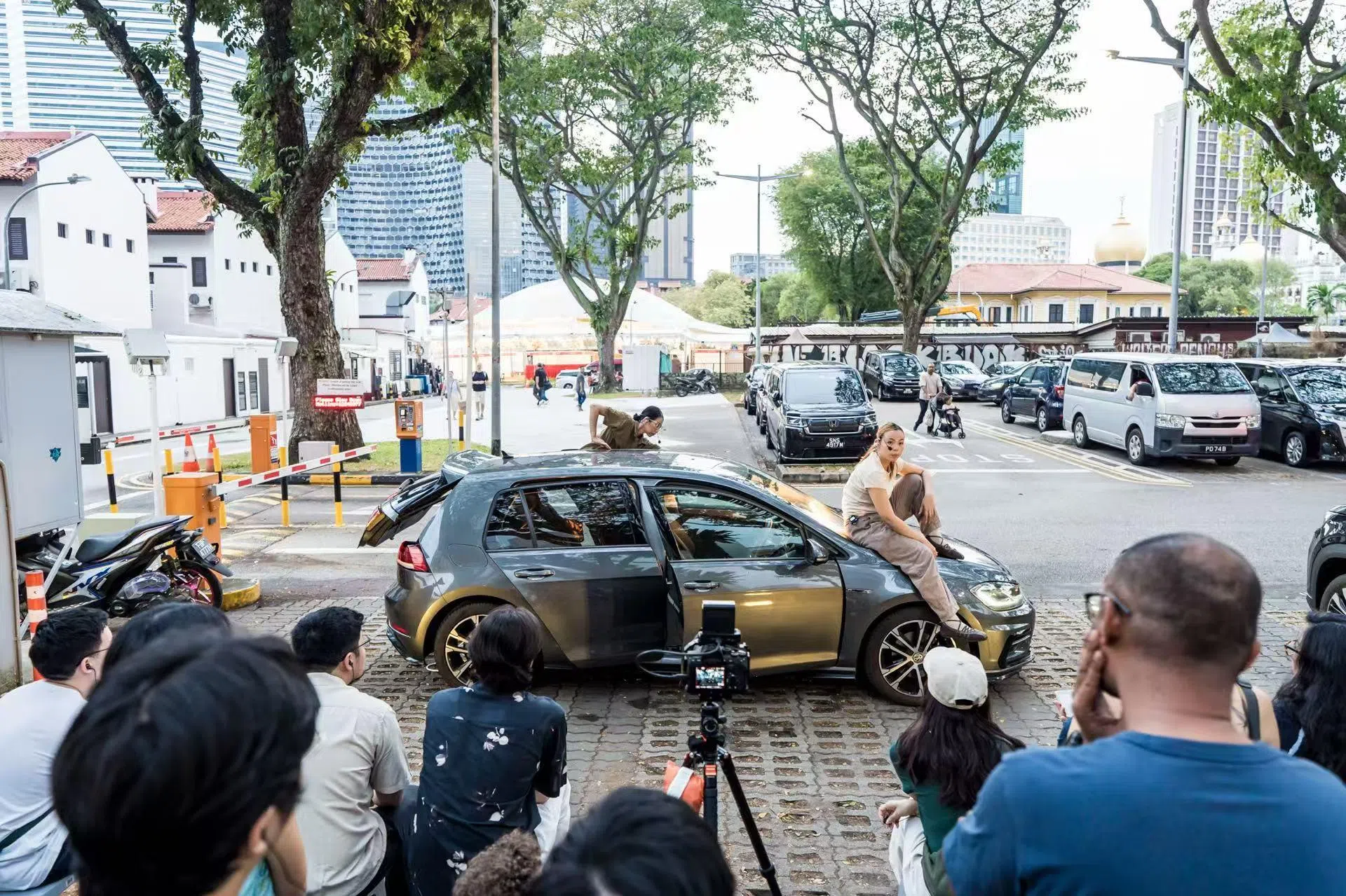 在双语声响交织之中，观众被带回一条早已消失的海岸线，也进入不同族群之间的历史叠影。（艺苑公司提供）