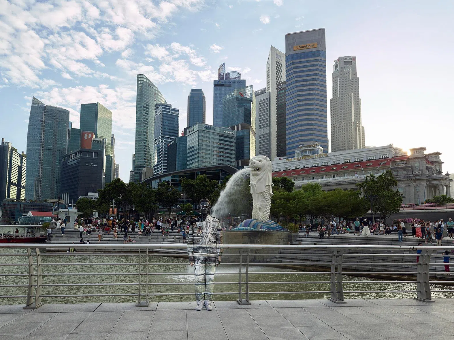 刘勃麟在鱼尾狮公园若隐若现。（刘勃麟提供）