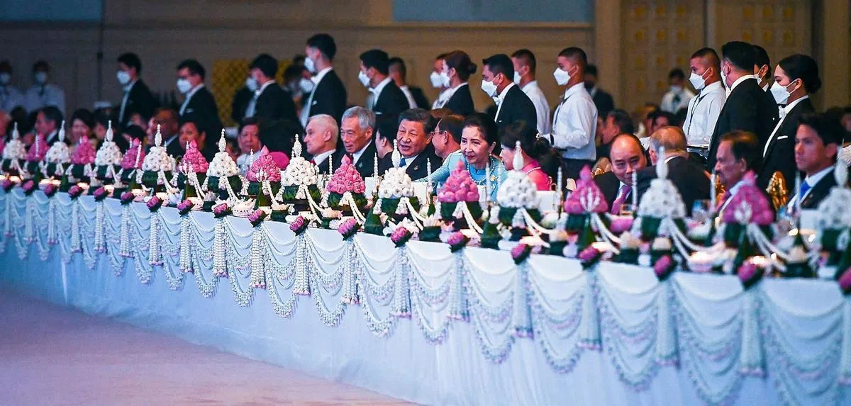 新加坡总理李显龙（右九）星期四在曼谷参加亚太经合组织（APEC）会议时，与中国国家主席习近平（右八）和泰国首相巴育（右七）等多国领导人一同出席晚宴。（法新社）