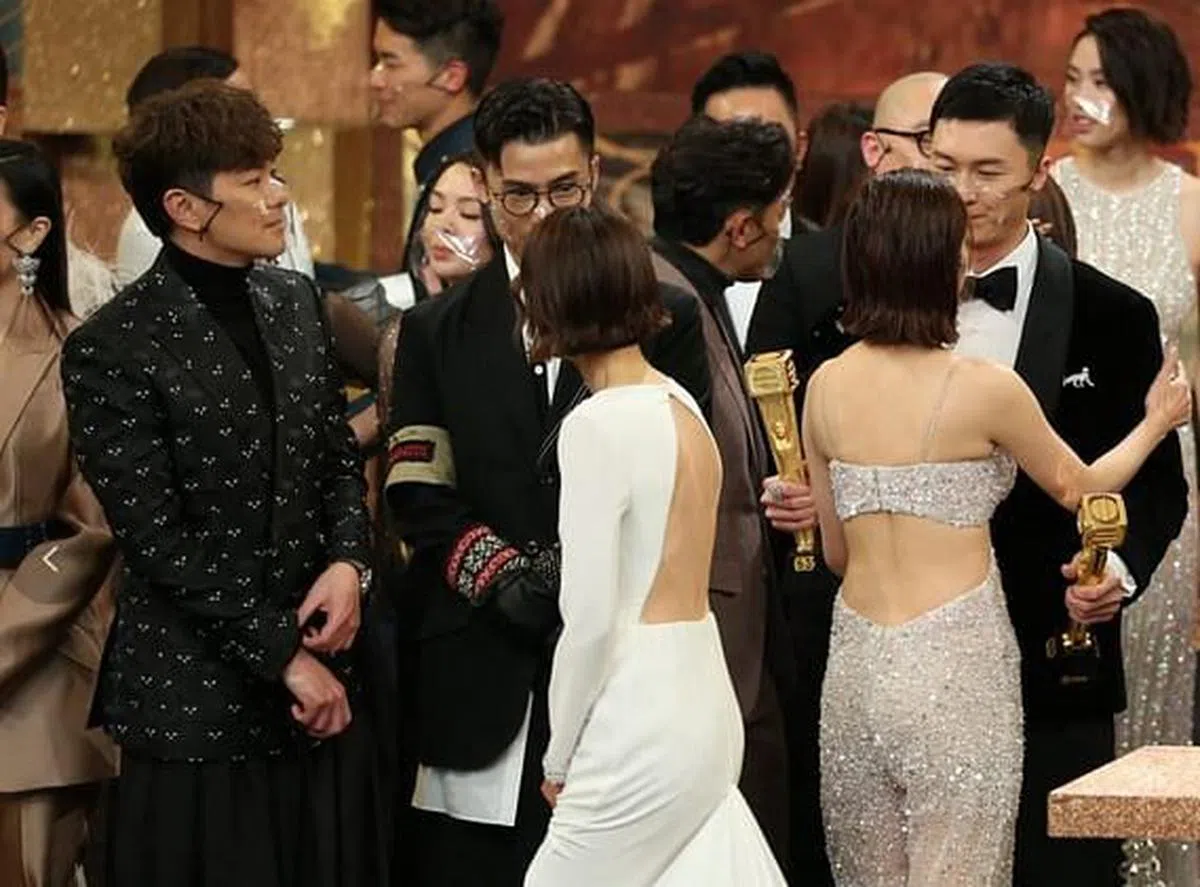 陈自瑶（右一）在TVB颁奖礼后台，被拍到上前拥抱王浩信祝贺，是两人难得的一次同框。（互联网）