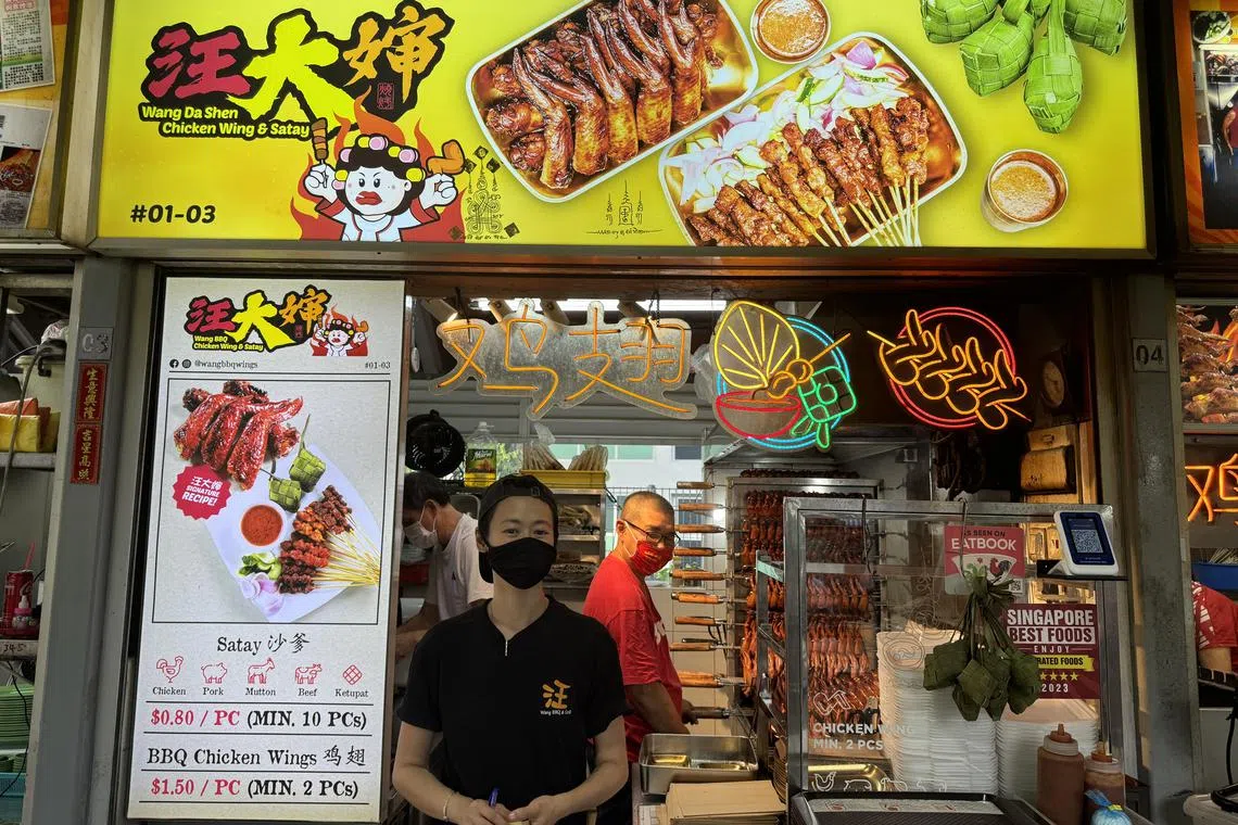 汪大婶烧烤鸡翅沙爹档口设计色彩丰富。（翁铭芯摄）