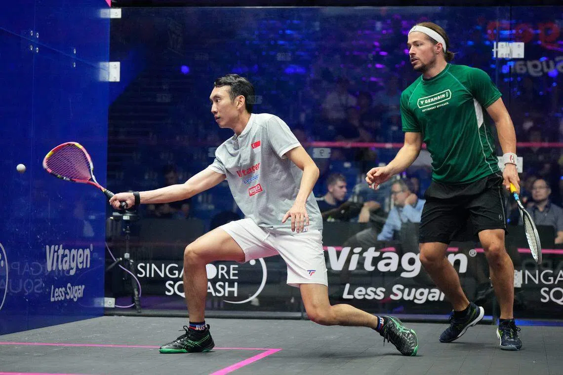 我国35岁选手潘家辉（左）0比3不敌加拿大选手大卫·巴亚尔容，止步首轮。（新加披壁球公开赛提供）