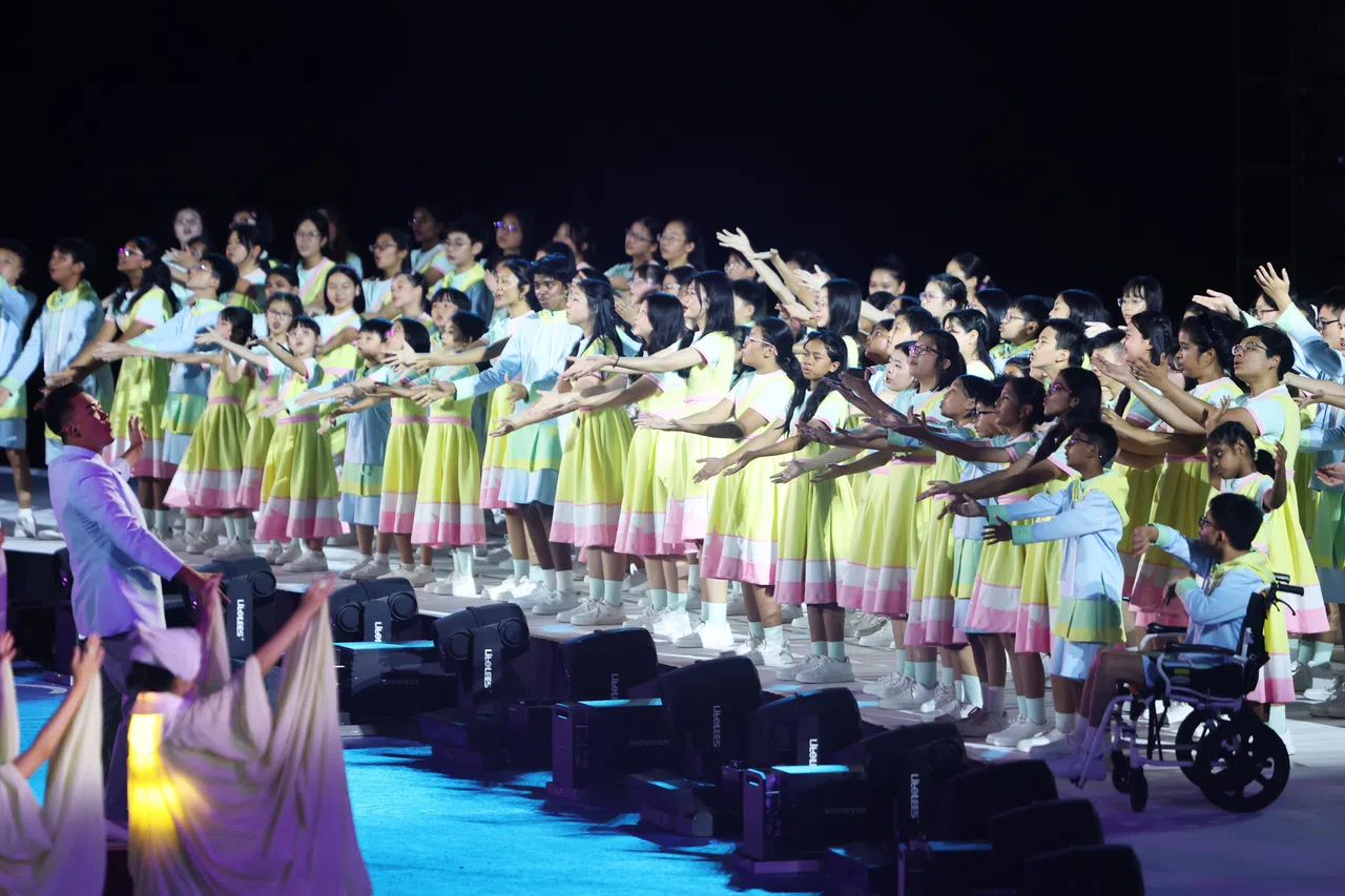 国庆表演的第五幕以“包容多元性”为主题，由700名新加坡创价学会和234名合唱团“新加坡之声”的表演者呈献多首温馨曲目。（蔡家增摄）