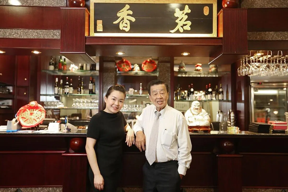 茗香菜馆创办人之一黄汉钦（右）和女儿黄慧萍。（档案照片）
