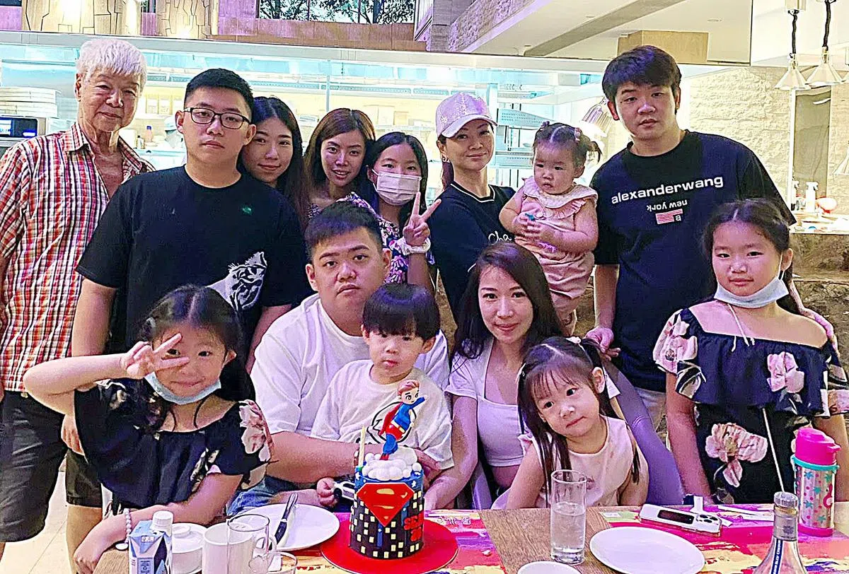 李婷婷是三个孩子的母亲，也是六个孙子和孙女的阿嫲。（受访者提供）