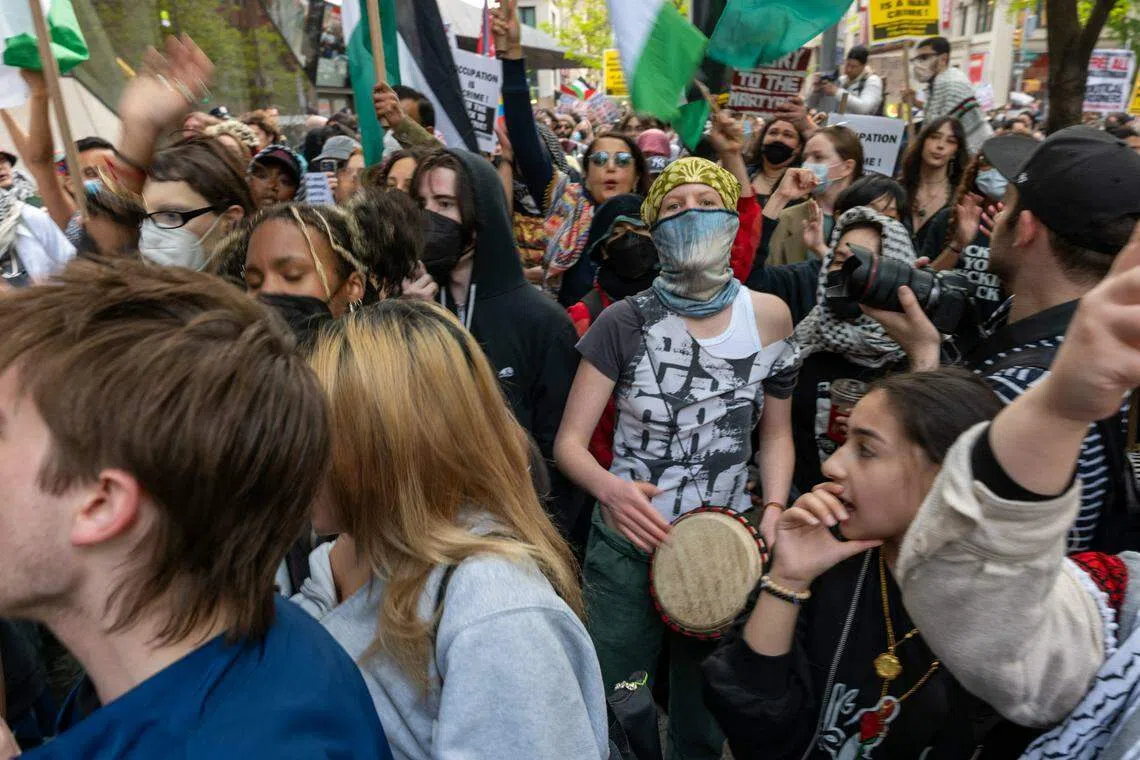 5月3日，支持巴勒斯坦的抗议者聚集在曼哈顿下城的纽约大学大楼外，抗议学校投资与以色列相关公司和校方对以色列的立场。（法新社）