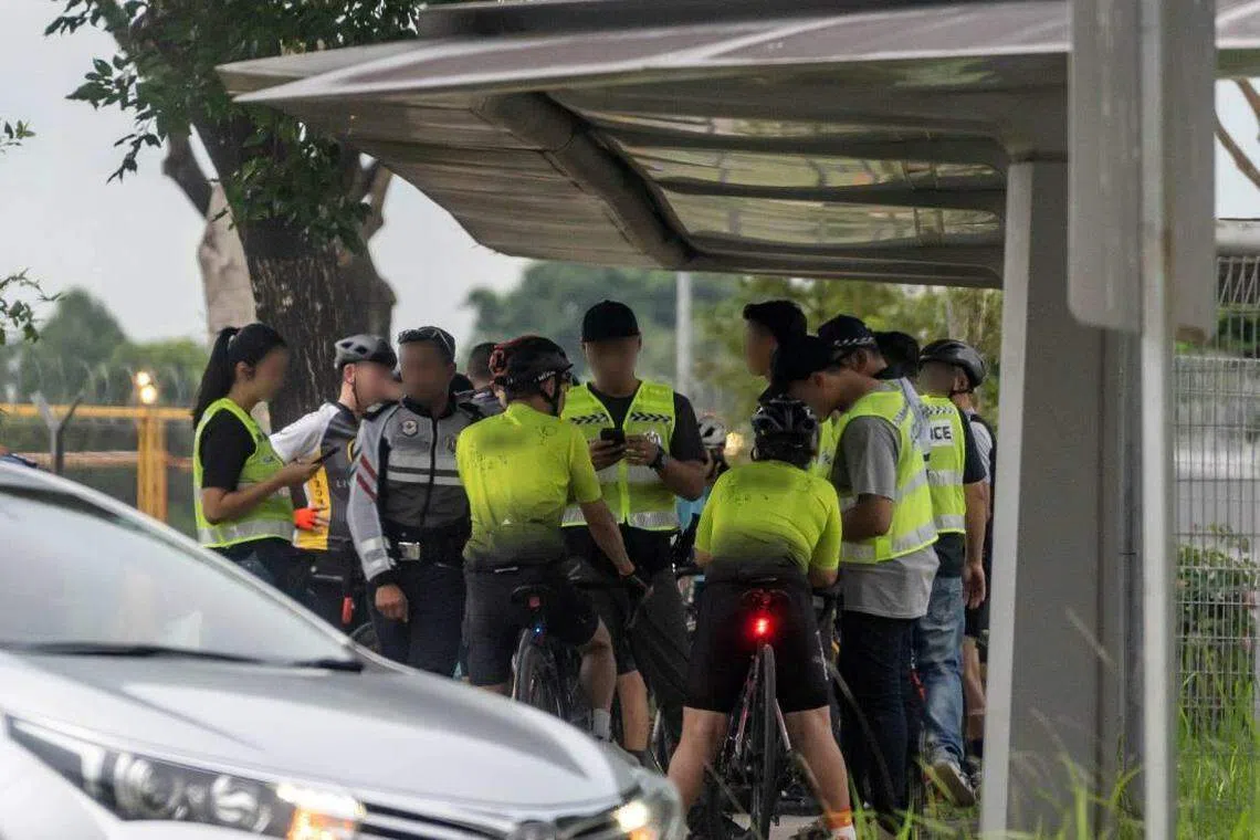 交警和陆交局于6月24日至7月8日展开执法行动，除了开出罚单，当局也在执法期间向脚踏车骑士宣导安全骑行和相关条例。（警察部队／陆交局提供）