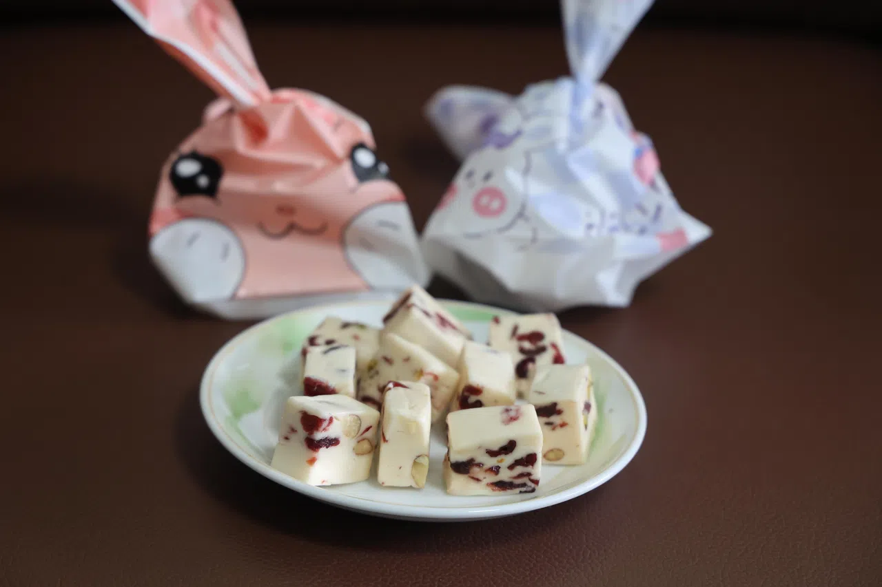 陈川明参考了许多食谱，终于做出口味让他满意的雪花酥。（唐家鸿摄）