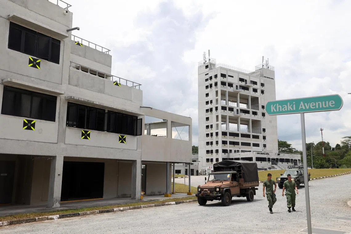新加坡武装部队军训城包含高低错落且相互连接的建筑、地铁月台、巴士转换站等设施。（邝启聪摄）
