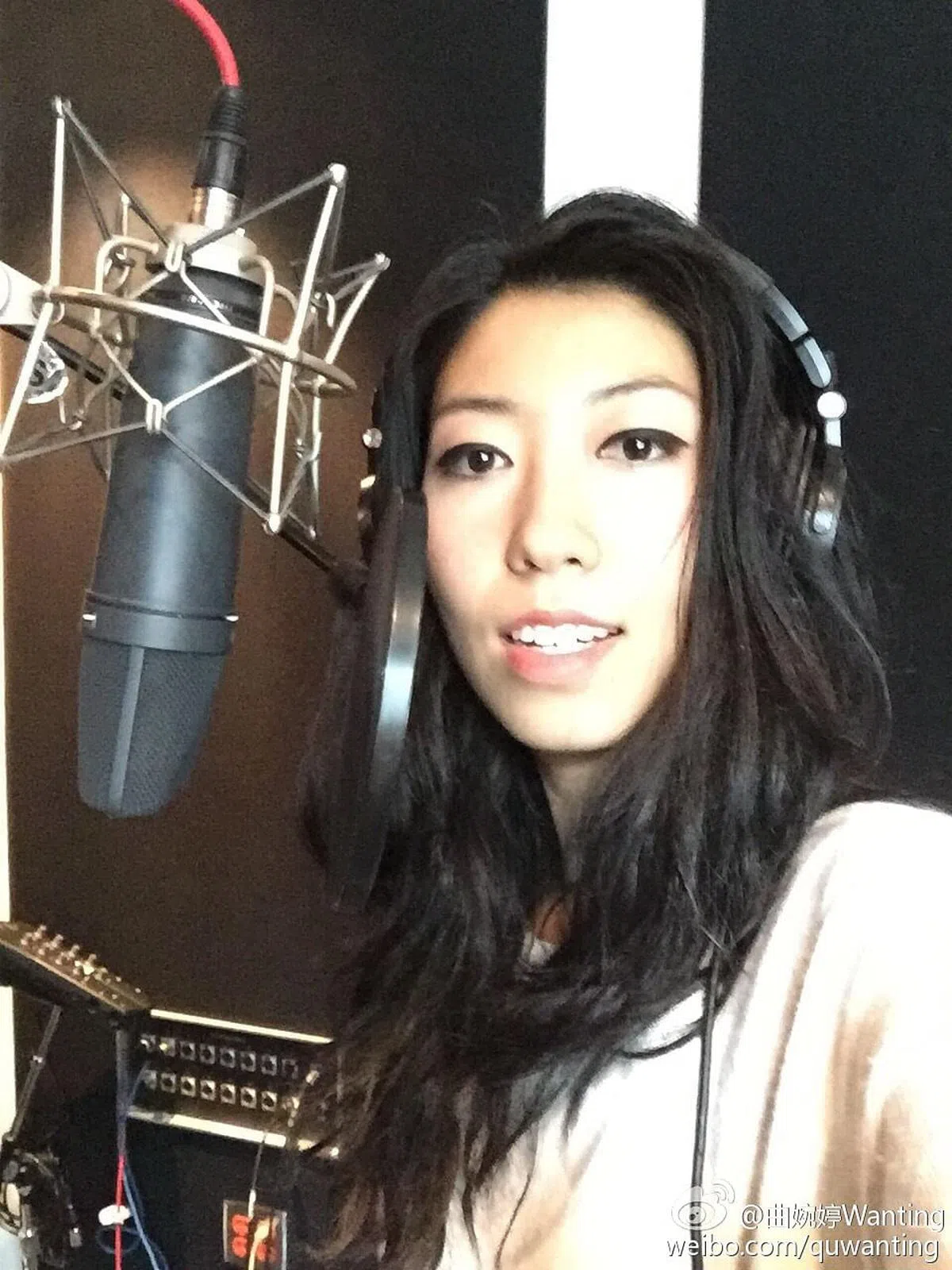 曲婉婷因演唱歌曲《我的歌声里》而爆红。（曲婉婷微博）