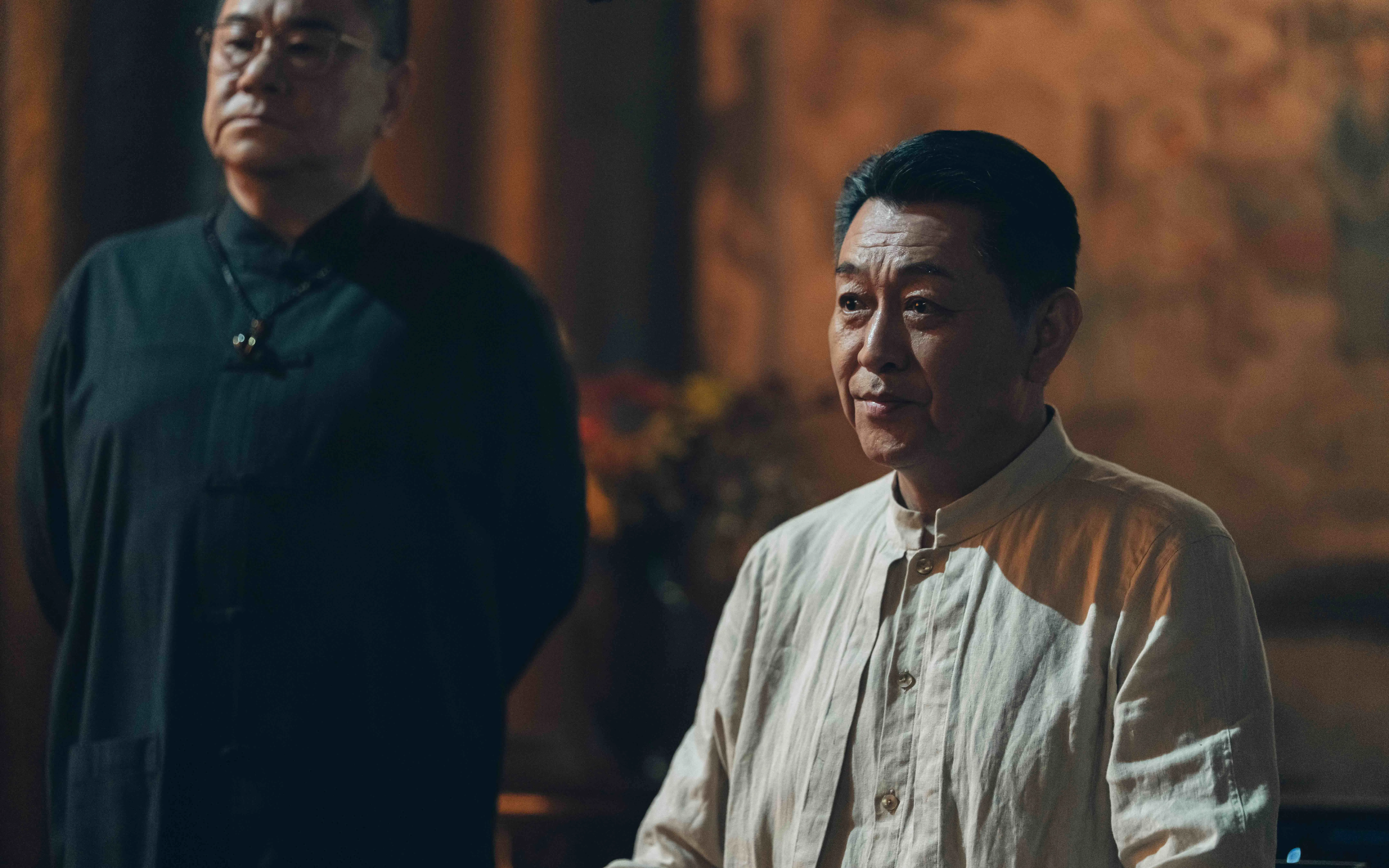 庹宗华（右）饰演老江湖，演技收放自如。（Netflix提供）