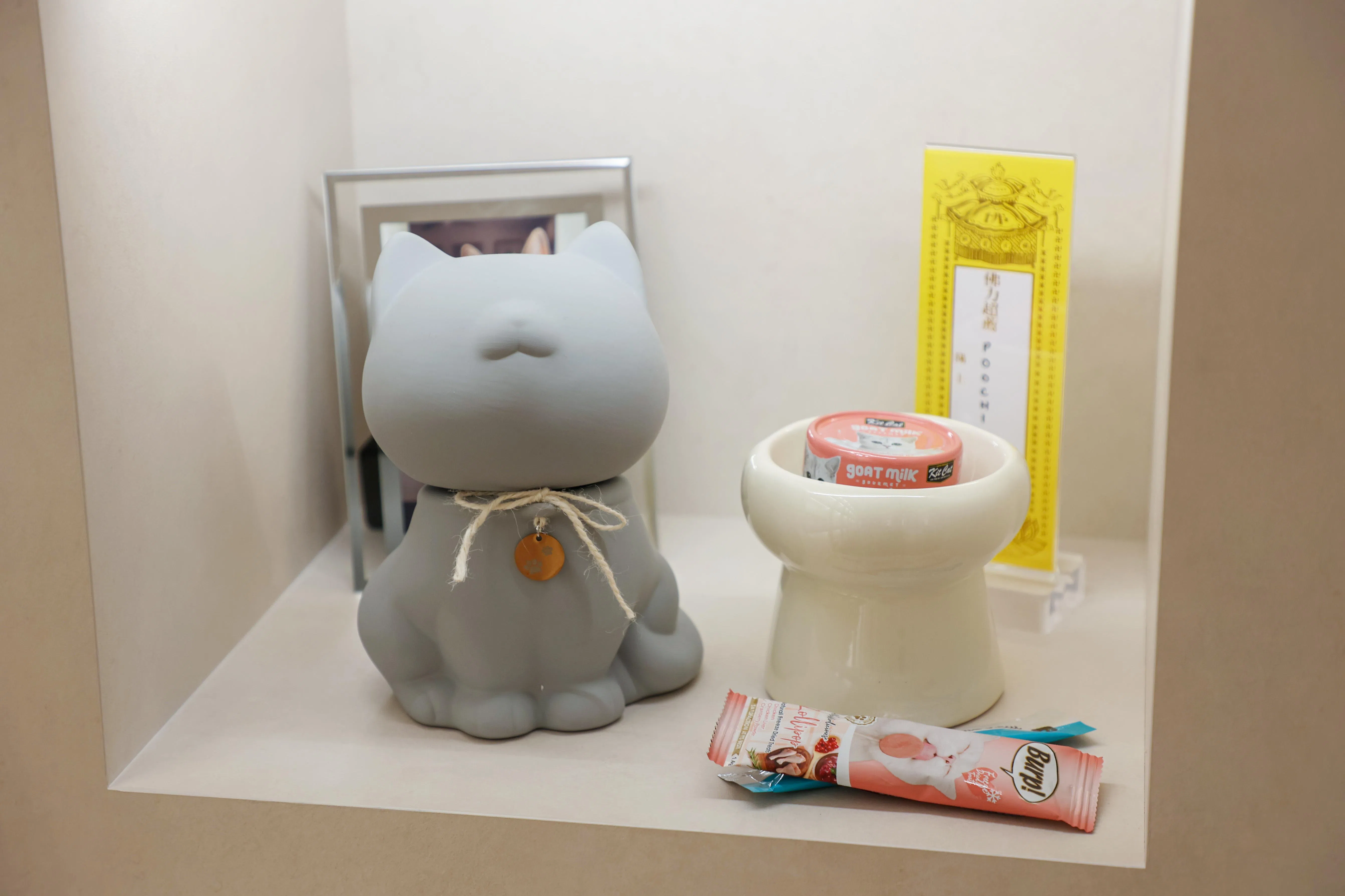 Everpet还有寄灵服务选项，请法师或僧侣在宠物临时骨灰灵位前诵经祈祷，让饲主获得心理慰藉。有的灵位摆放着宠物的遗照、生前心爱的玩具或爱吃的食物。（游甯稀摄）