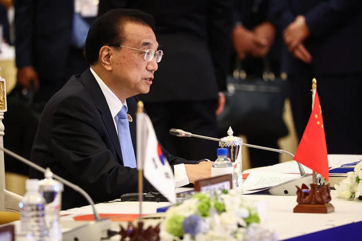 中国总理李克强则在“亚细安加三”峰会上说，亚细安加三能善用以往经验携手应对当前的国际粮食与能源挑战，并携手合作助力国际产业链、供应链的安全畅通稳定。（李健玮摄）