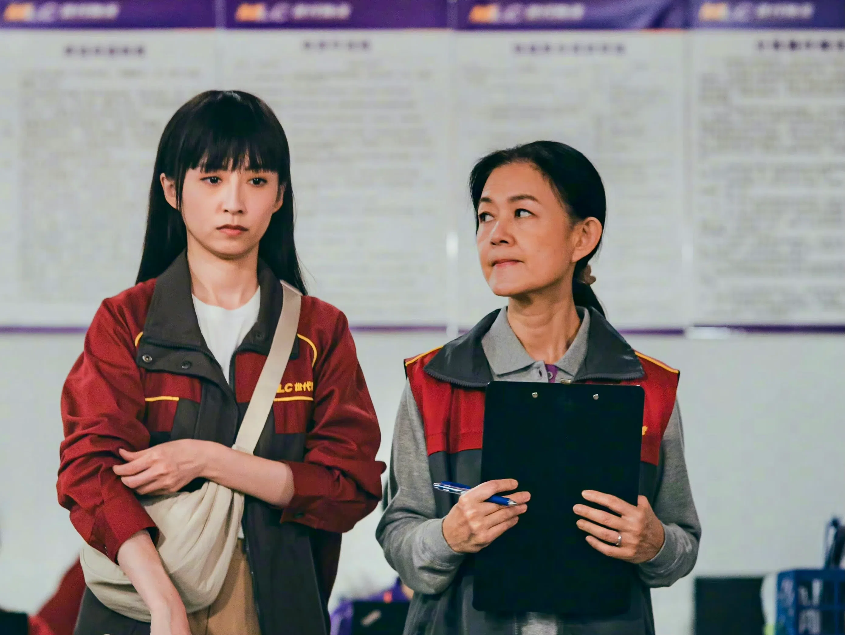 龚嘉欣（左）饰演的方芳登场时是一名普通的快递员。（取自微博）