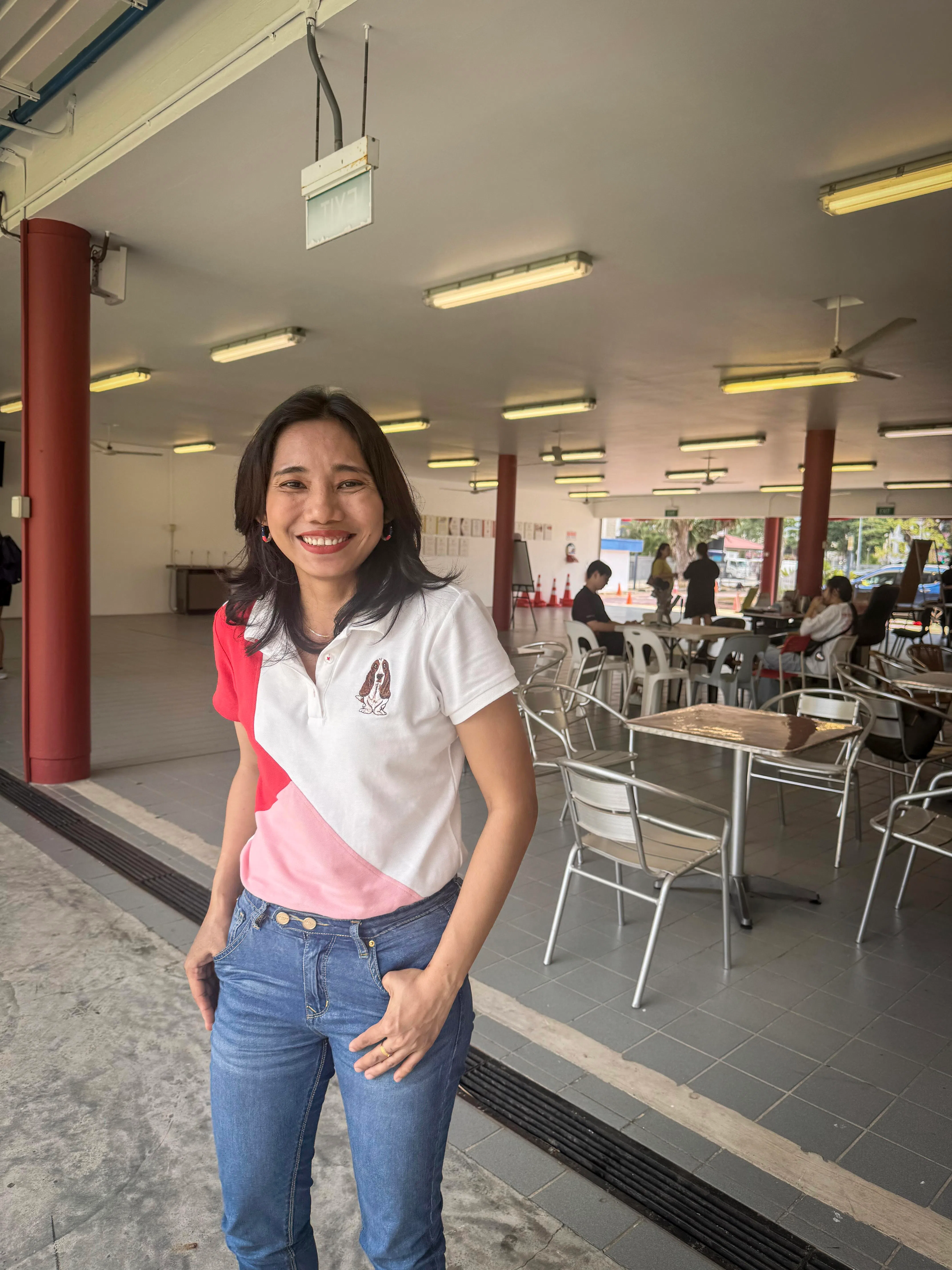 缅甸籍帮佣特丽鹏掌握基本福建话会话能力后，更有信心同雇主患有失智症母亲沟通，也更懂得如何安抚对方的情绪。（受访者提供）