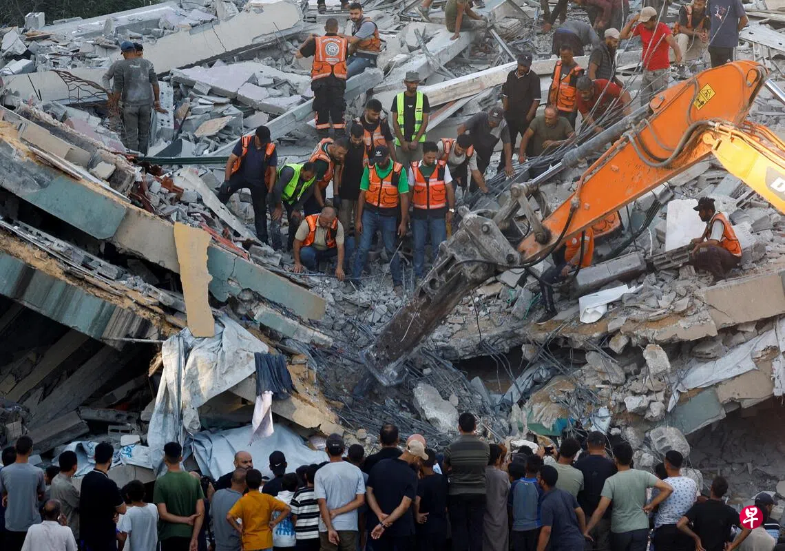 加沙城塔尔哈瓦（Tal al-Hawa）地区一栋公寓楼星期三（9月16日）发生坍塌，近100人仍受困在废墟之下，当地救援人员正全力进行搜救。 （路透社）