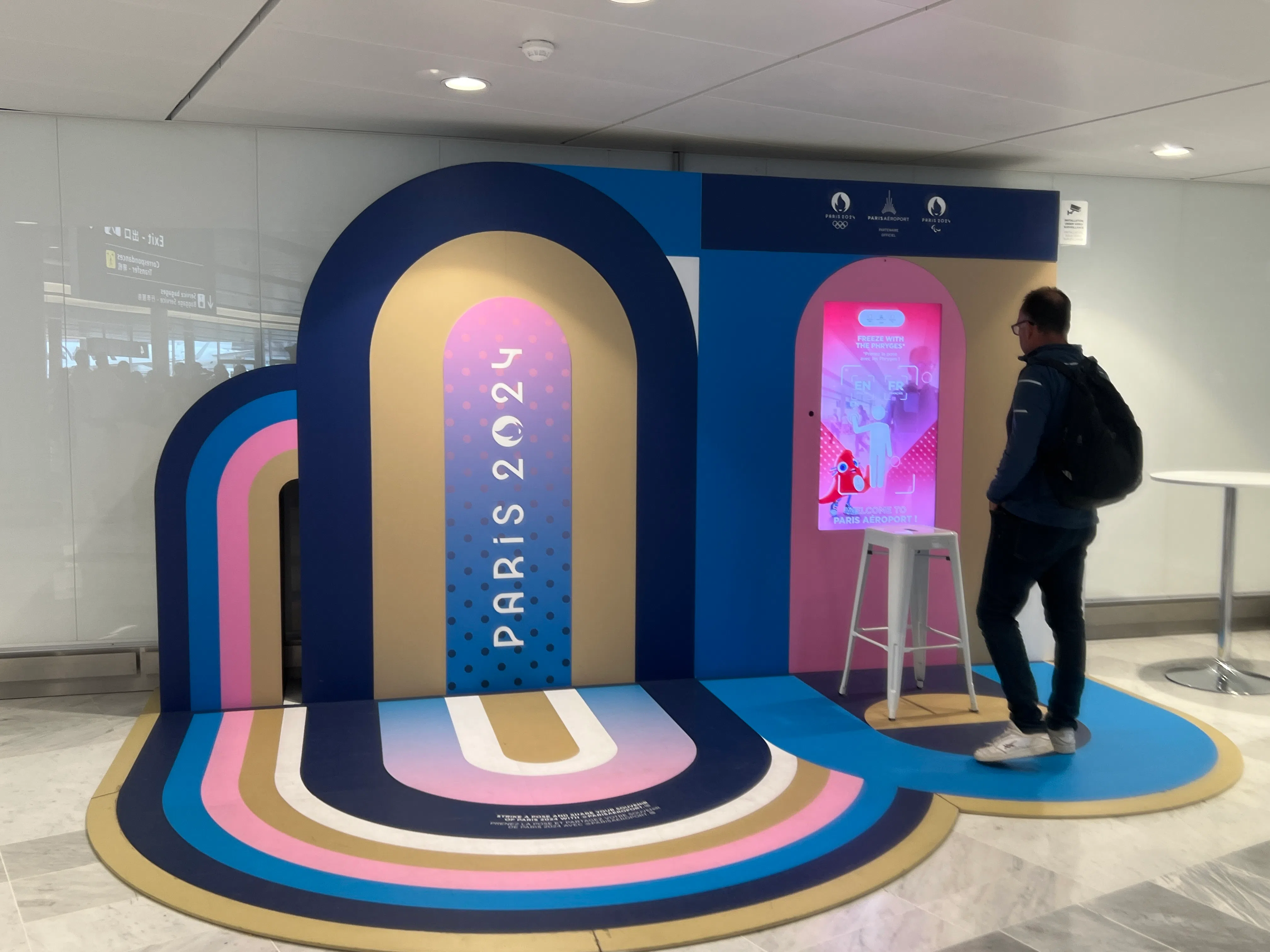 机场内的装置让你能和奥运吉祥物合影。（叶孝忠摄）