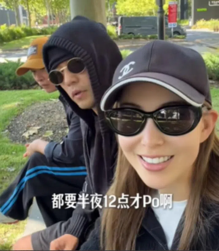 昆凌（右起）在视频中表达对老公周杰伦半夜上传预告片的不解。（互联网）