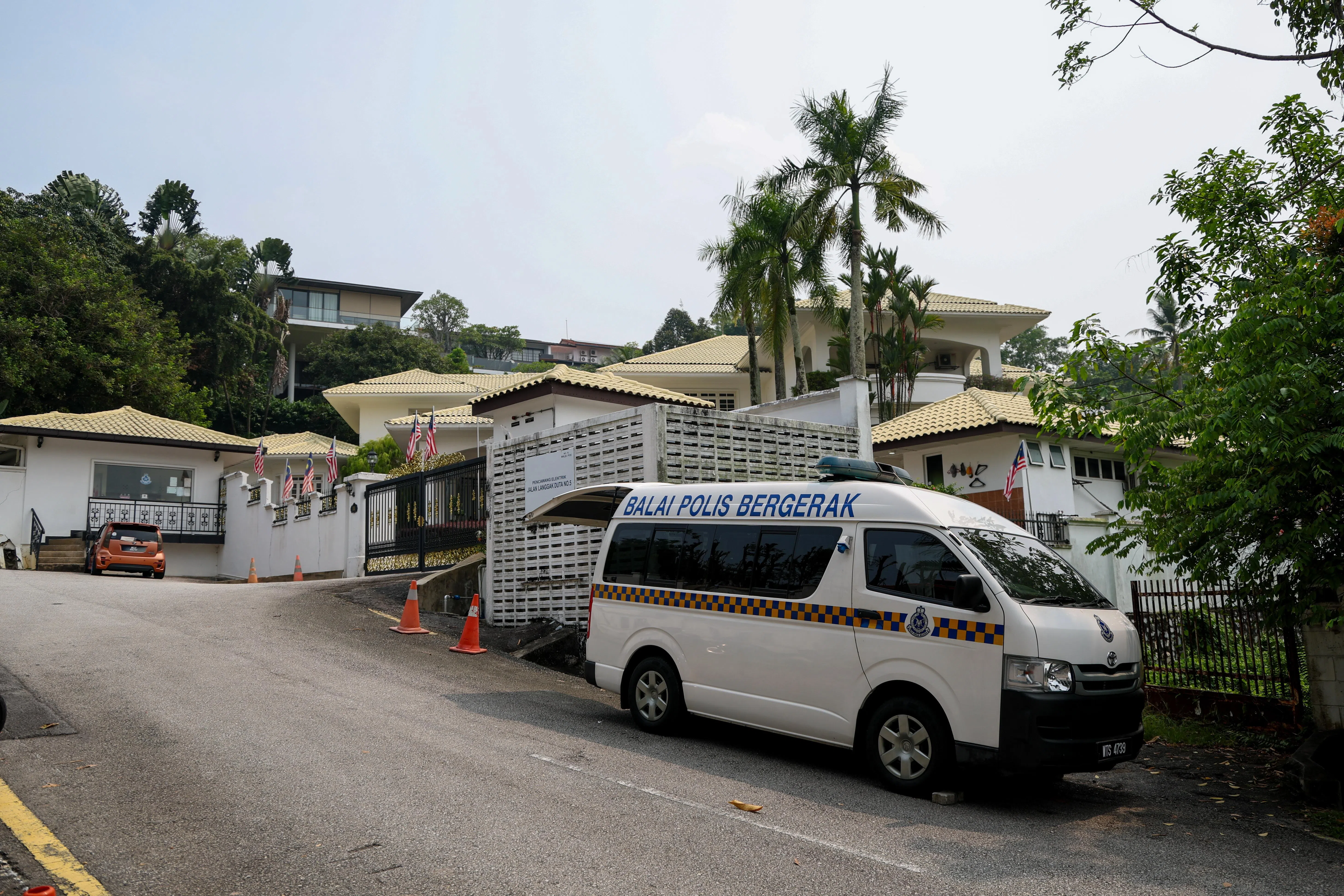 吉隆坡警方星期天（9月20日）在前首相纳吉住家外设立流动警局，以维持秩序。（马新社）