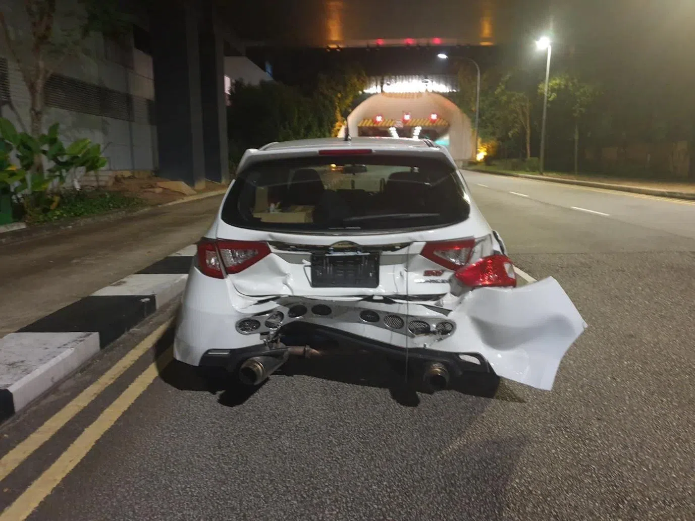 为了避开前面的车祸，刘勇伟紧急刹车，结果被追尾。（新加坡警察部队提供）