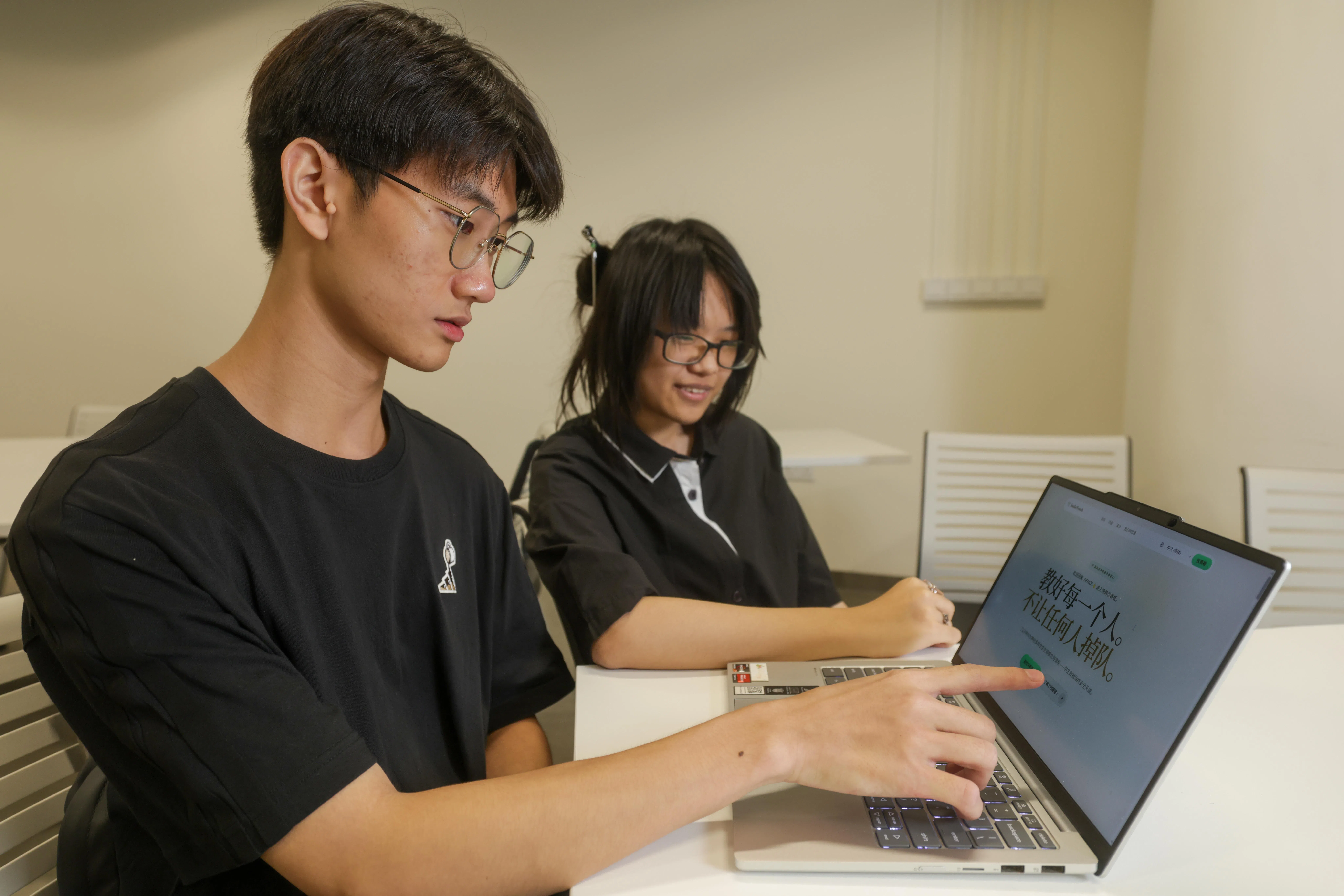 西区工艺教育学院学生杨伟宏（左）在导师张恩禧（右）指导下，开发出一款可协助教师根据学生的不同学习需求而制作教材的AI平台。（吴先邦摄）
