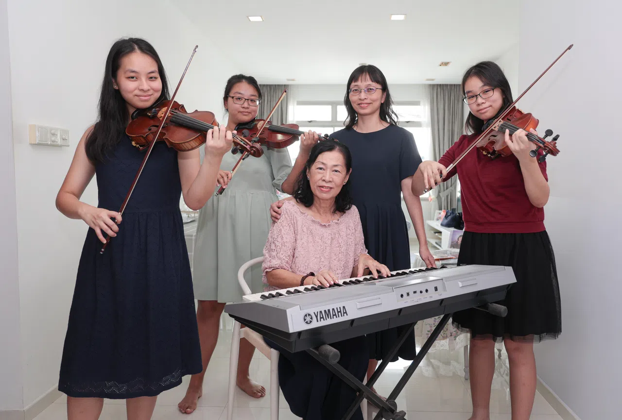 许宣娘（中）祖孙三代都爱音乐。女儿张诗云（右二）会弹琴，孙女袁慧婷（左一）、袁慧怡（左二）和袁慧雯（右一）除了钢琴，也演奏小提琴。（李冠卫摄）