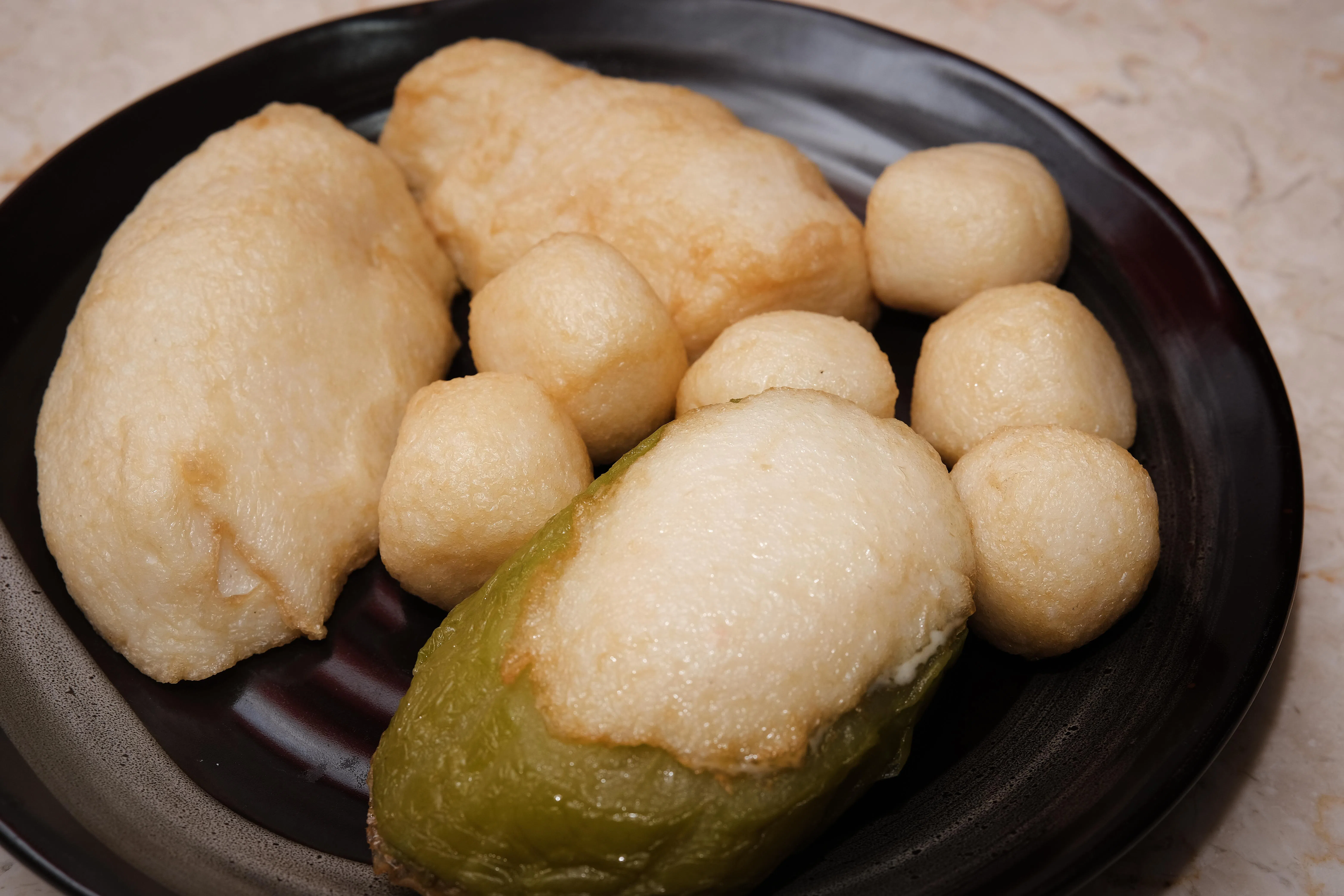 亚文手工鱼饼肉质鲜嫩，口感紧实。（曾坤顺摄）