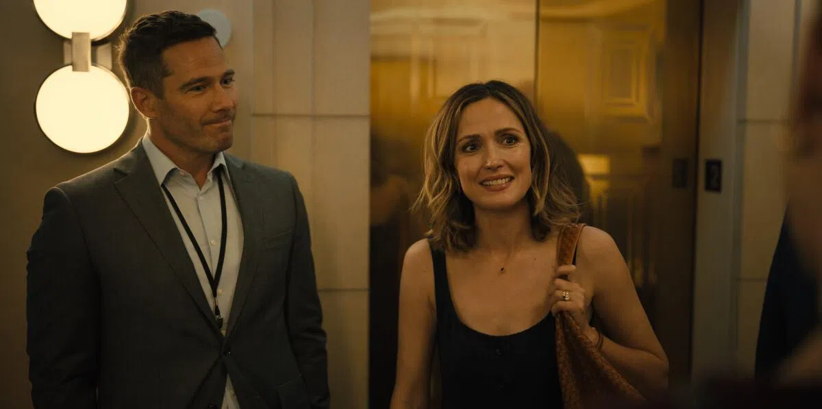 拜恩的丈夫（左）未被黑化，努力让自己释怀老婆有异性的好友。（互联网）