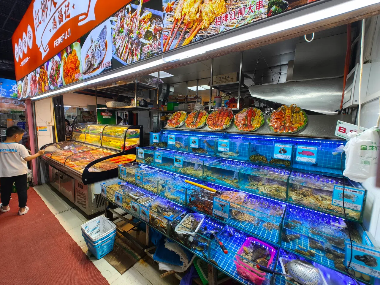 夜市里的海鲜大排档，现点现做现吃。（李雅歌摄）