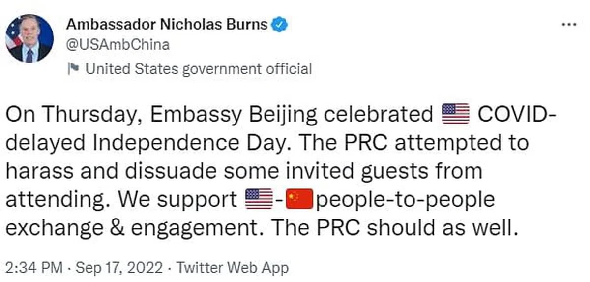 美国驻中国大使伯恩斯星期六（9月17日）发推文，指中国试图骚扰和劝阻一些受邀宾客参加在大使馆举行的独立日庆祝活动。（推文截图）