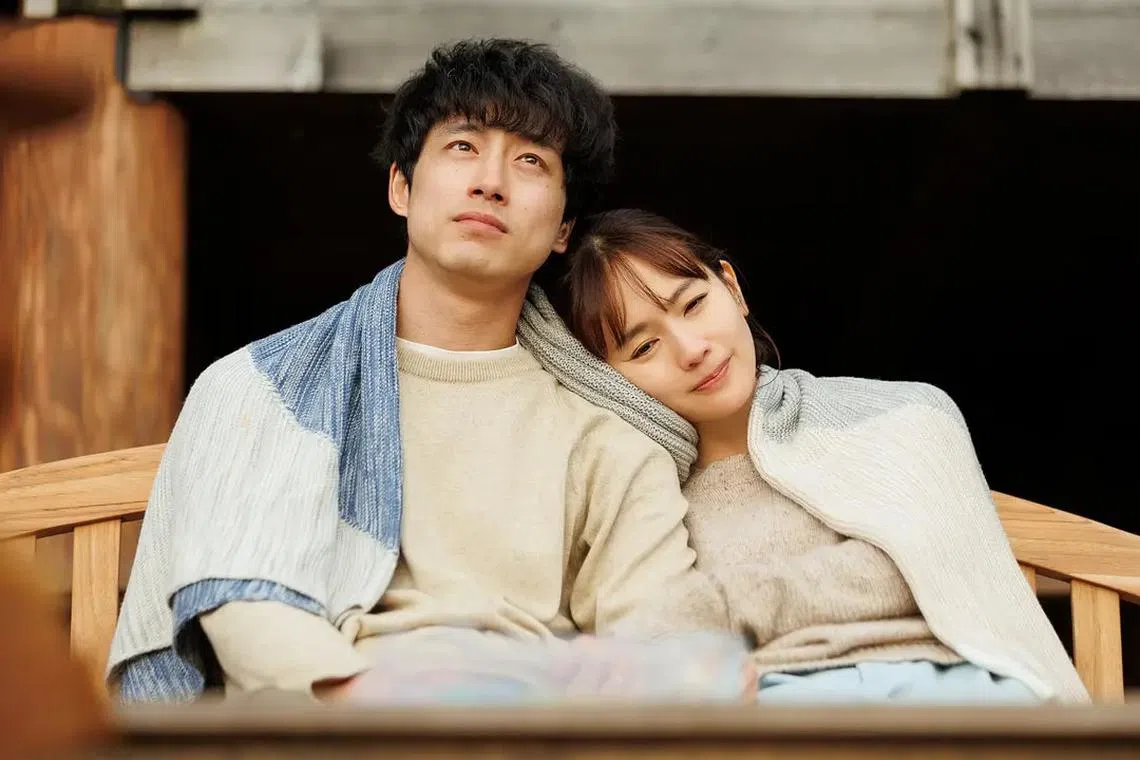 坂口健太郎（左）饰演成濑深爱妻子三纪（中村友理饰），但对佐惠子也有特殊的情感。（互联网）