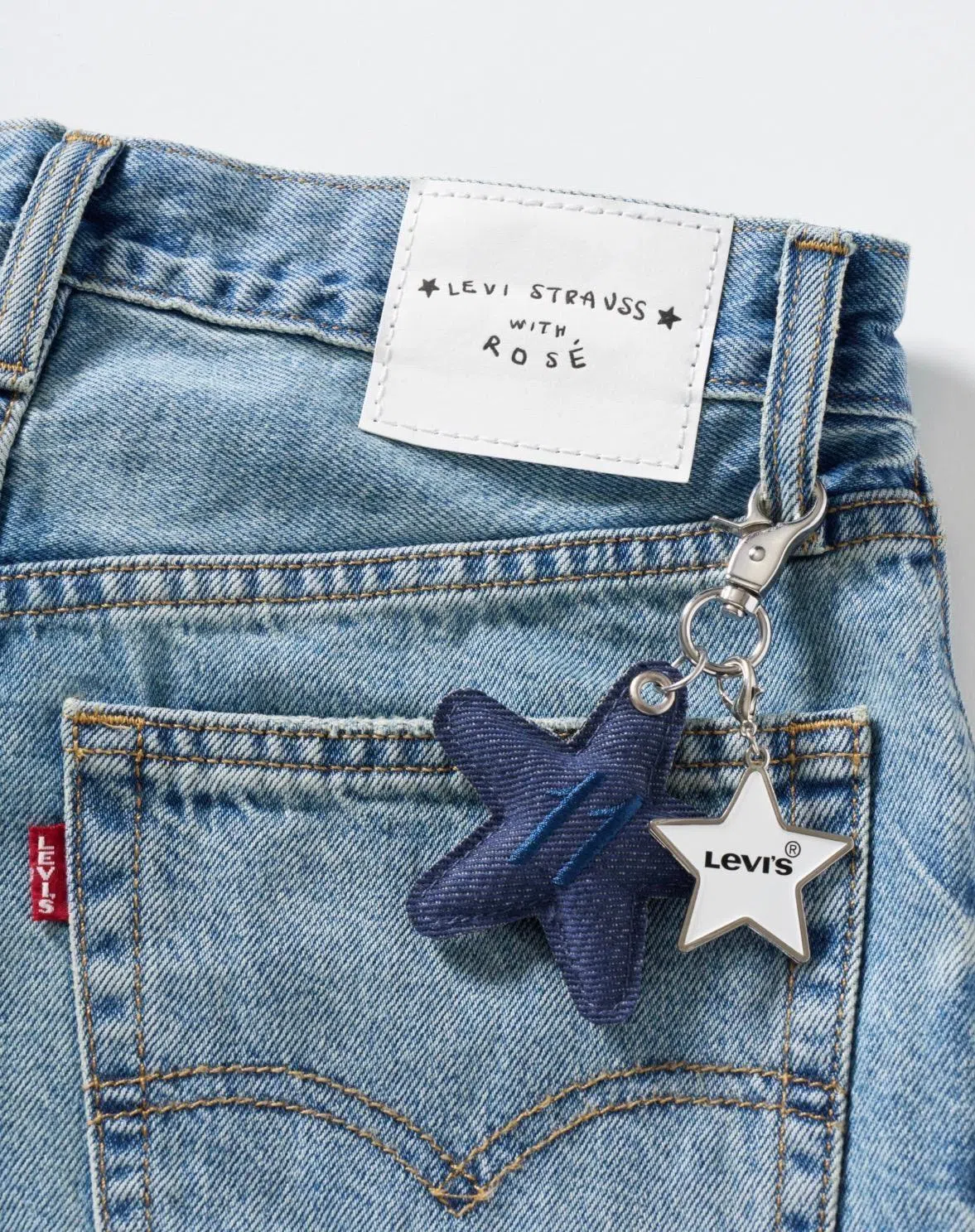 星星、花朵等小配饰为Levi’s牛仔裤增添活泼感。（Levi's提供）