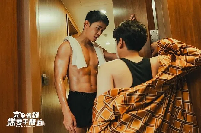 邓伟德（左）在剧中大秀好身材。（互联网）