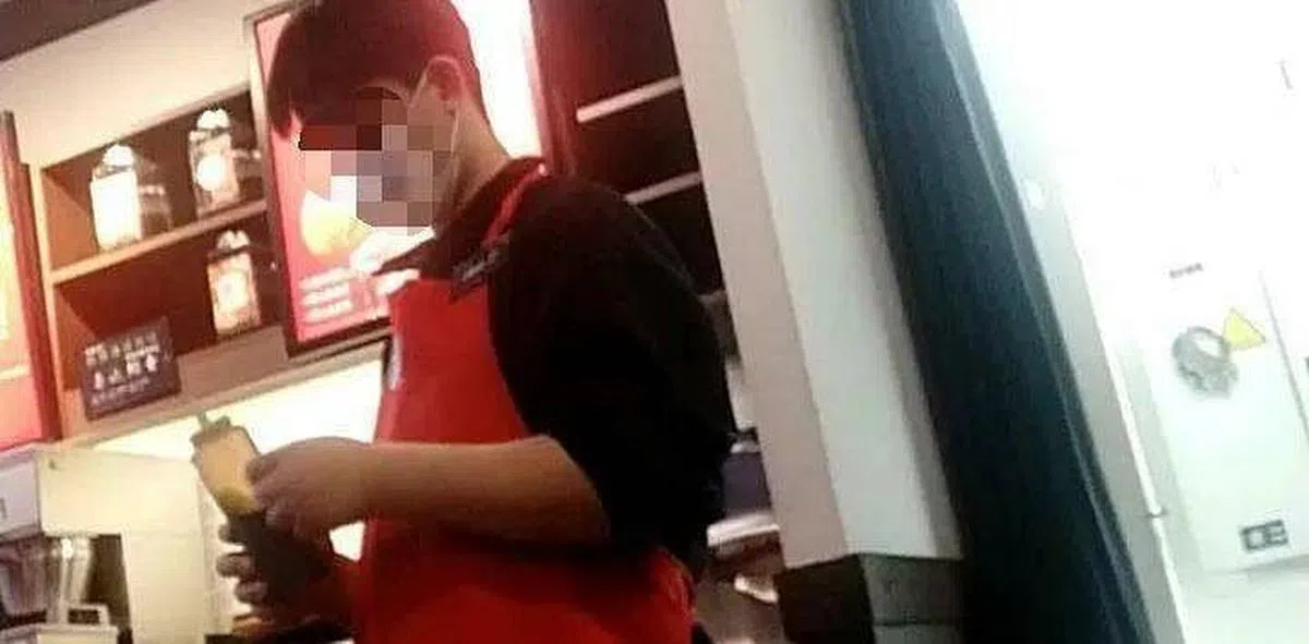 11月6日，在星巴克无锡震泽路店，一名店员正在篡改保质期信息。《新京报》记者称，这名店员把旧标签撕下，贴上了新标签，让原本要过期的抹茶液延长了保质期。（新京报）