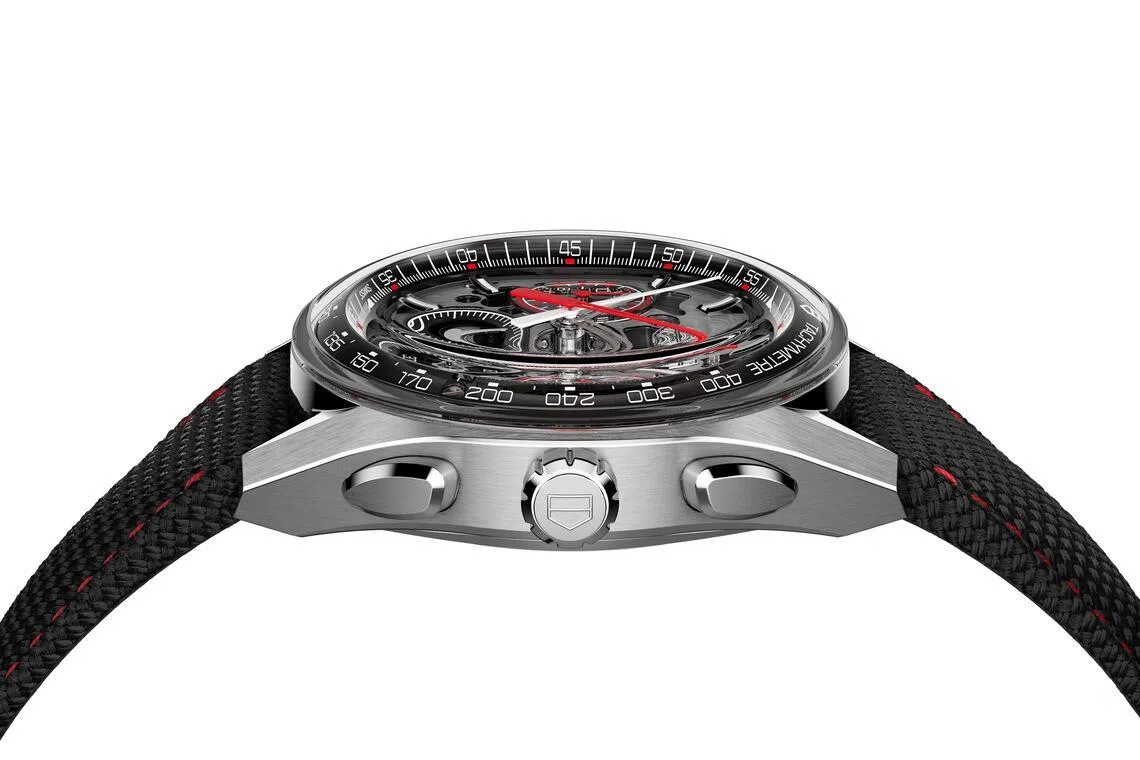 泰格豪雅Carrera双追针计时码表，42毫米五级钛金属表壳带来轻盈坚韧的现代质感。（泰格豪雅提供）