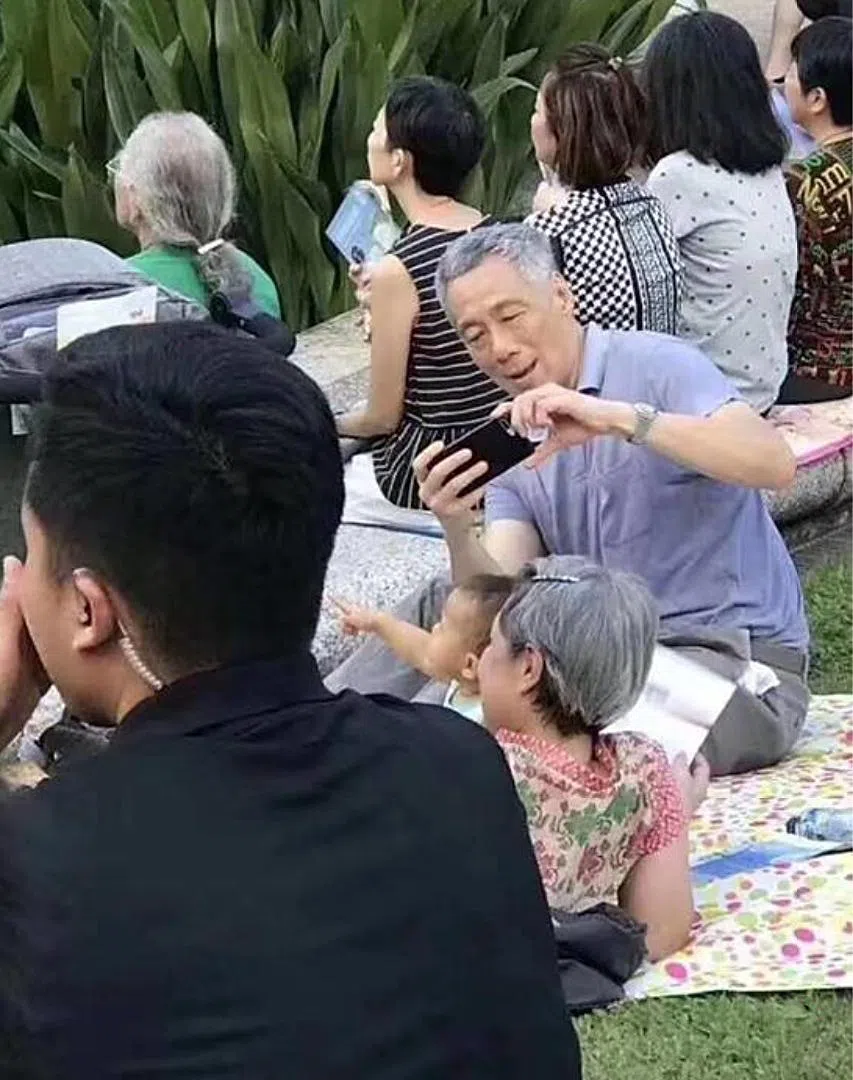 李显龙总理2018年在国庆群众大会上首次透露，自己已经升级为爷爷。图为2019年4月，李总理和夫人何晶带着孙女同游植物园，观看新加坡华乐团“举家同乐韵满园”露天音乐会。（取自李总理脸书）
