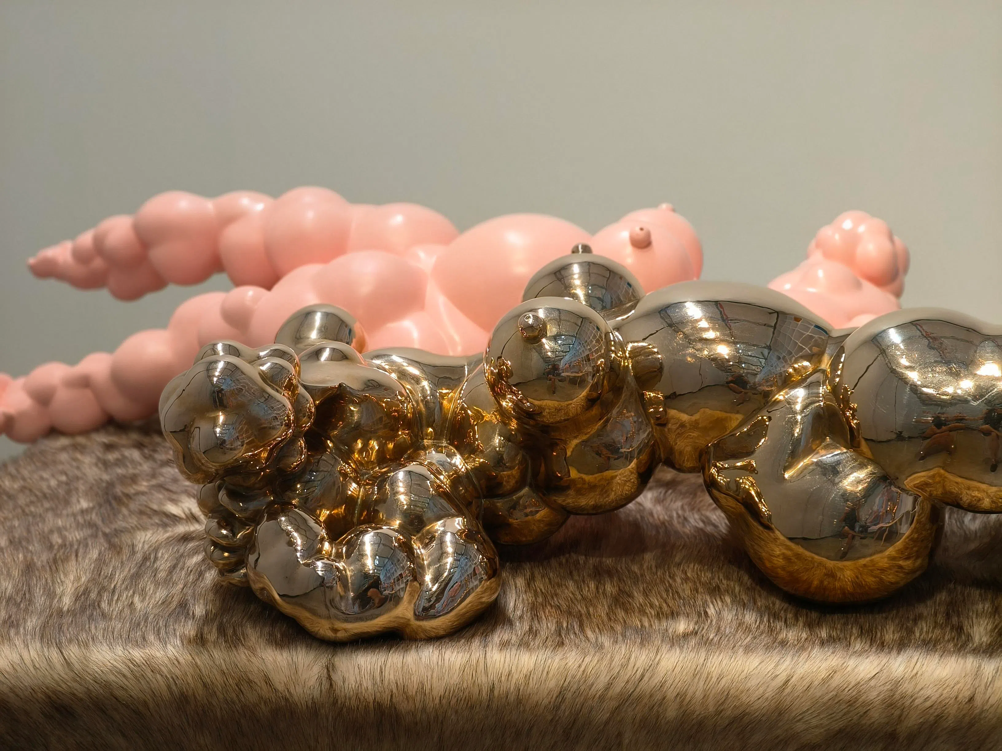 杨子强的桌上型粉色铜雕组合系列。（名流艺术提供）